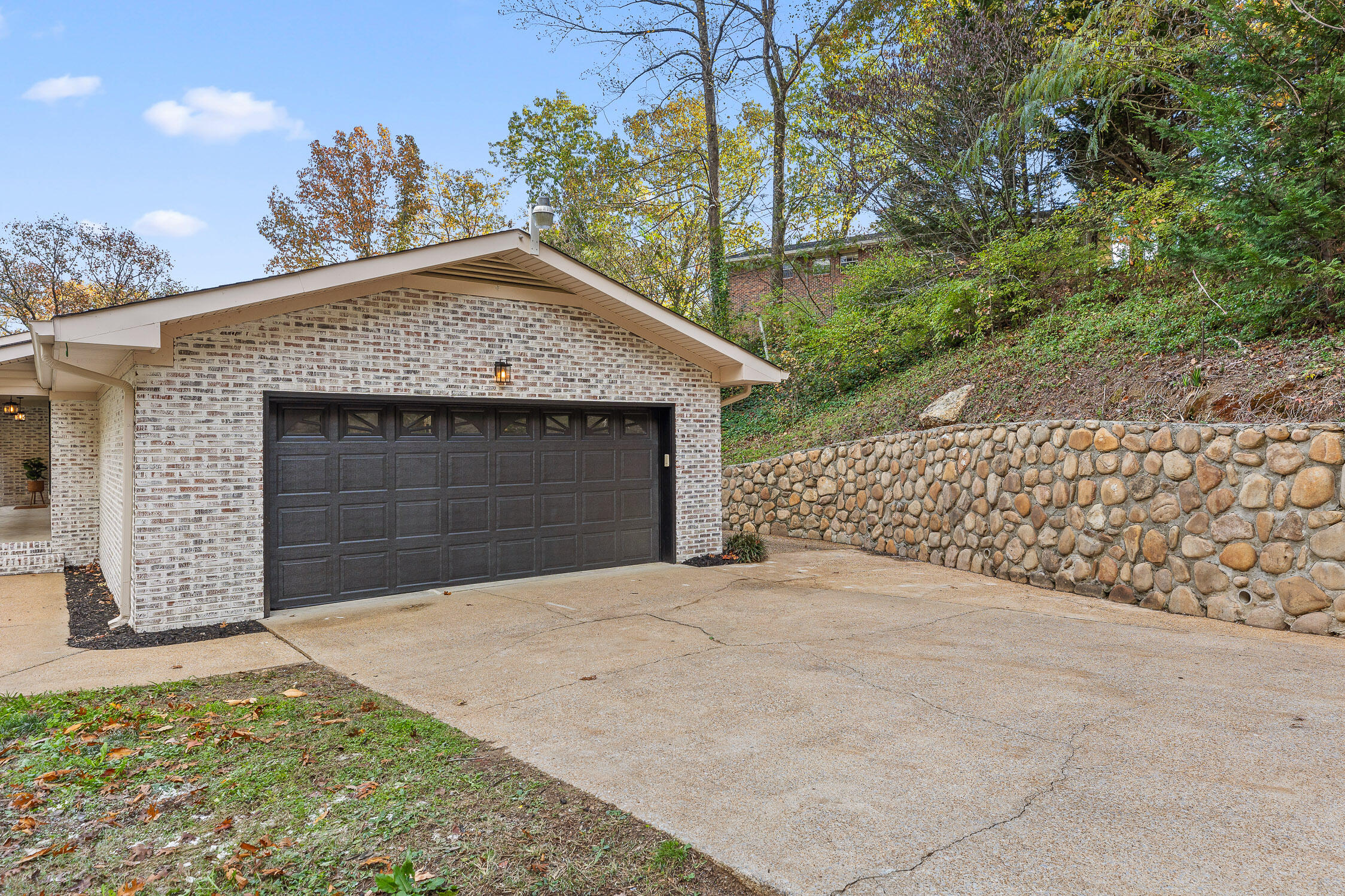 111 N Cliff Lane