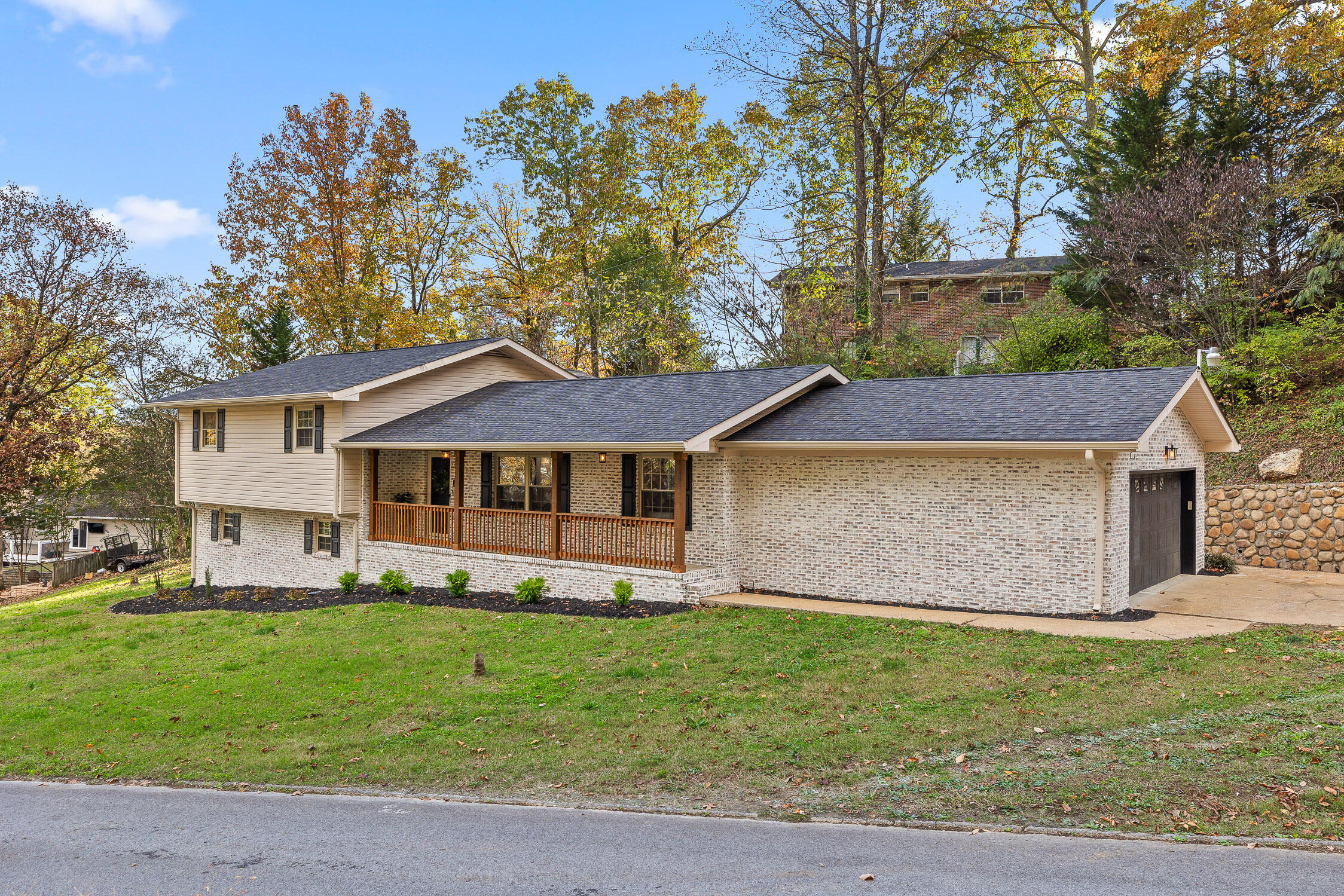 111 N Cliff Lane