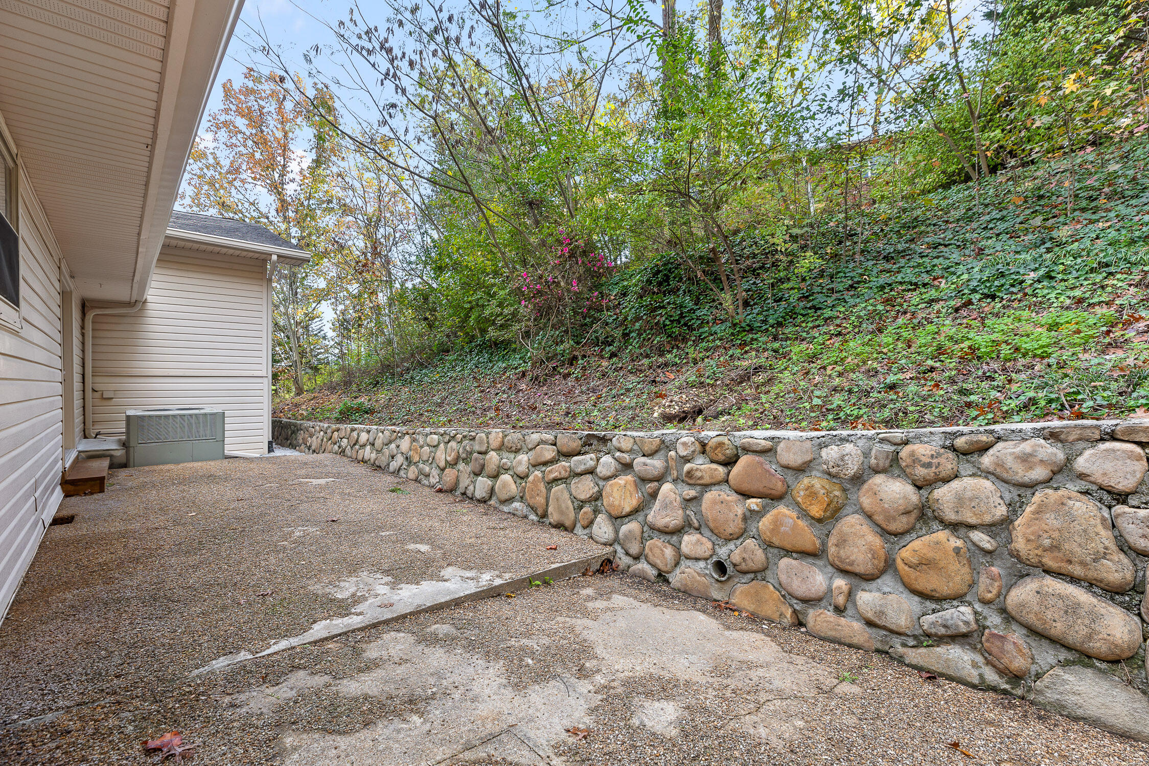 111 N Cliff Lane