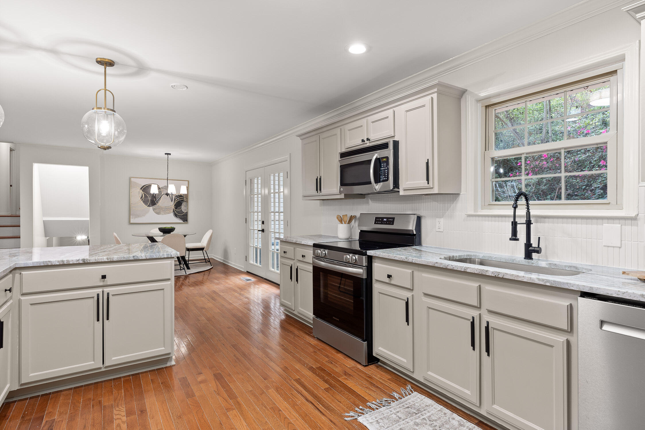 111 N Cliff Lane