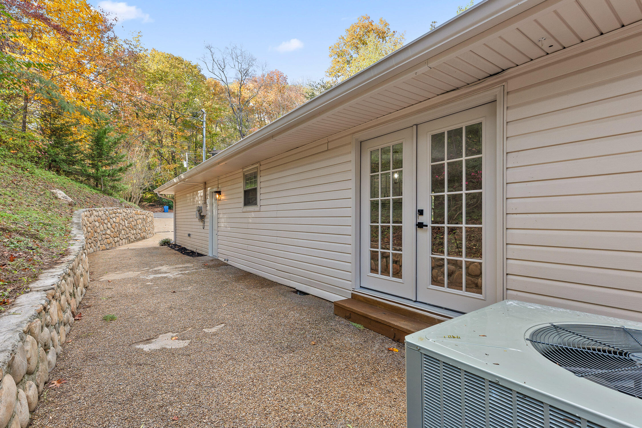 111 N Cliff Lane