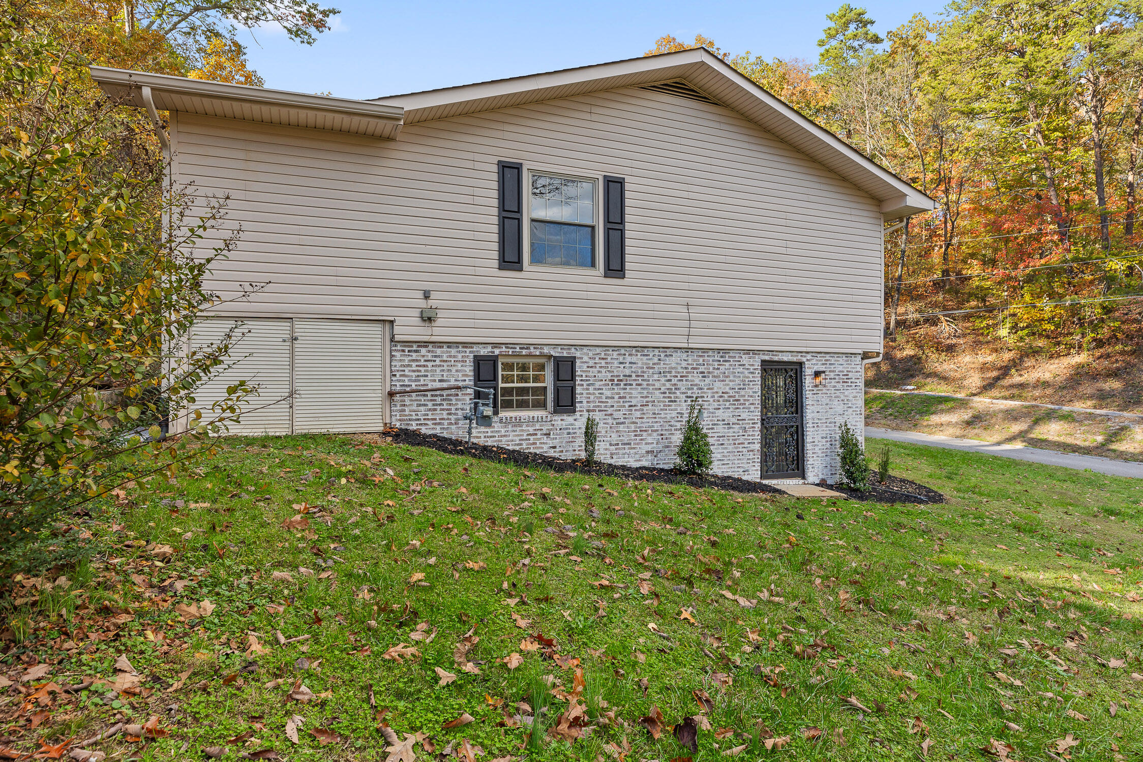 111 N Cliff Lane