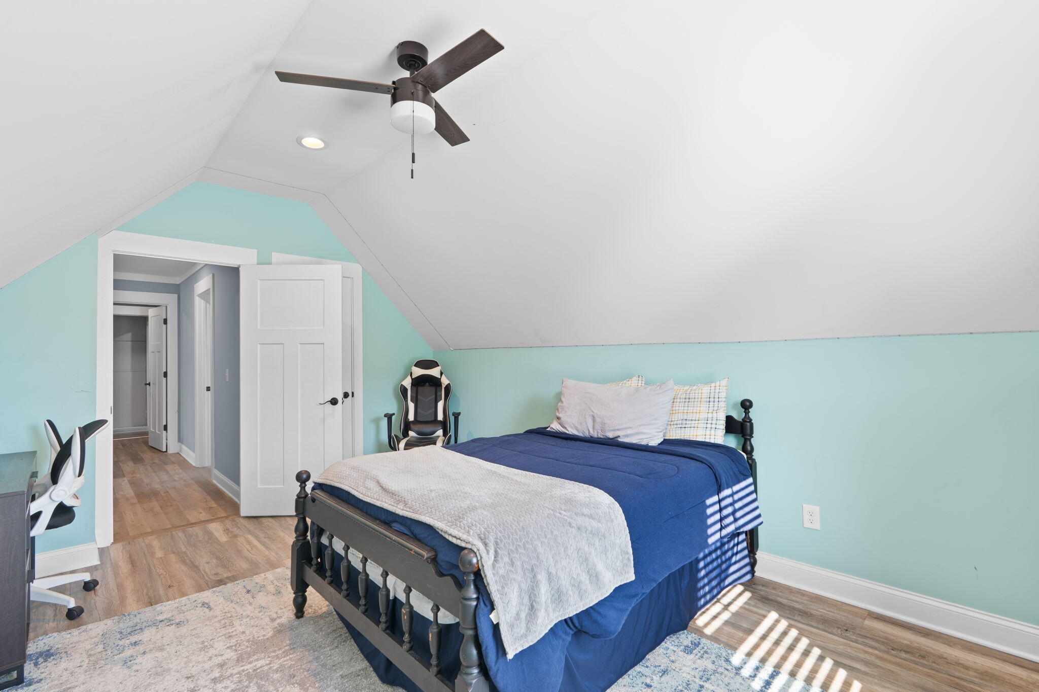 7511 Hollydale Lane