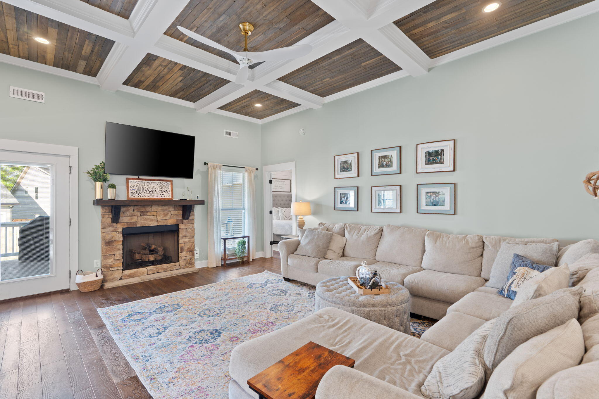7511 Hollydale Lane
