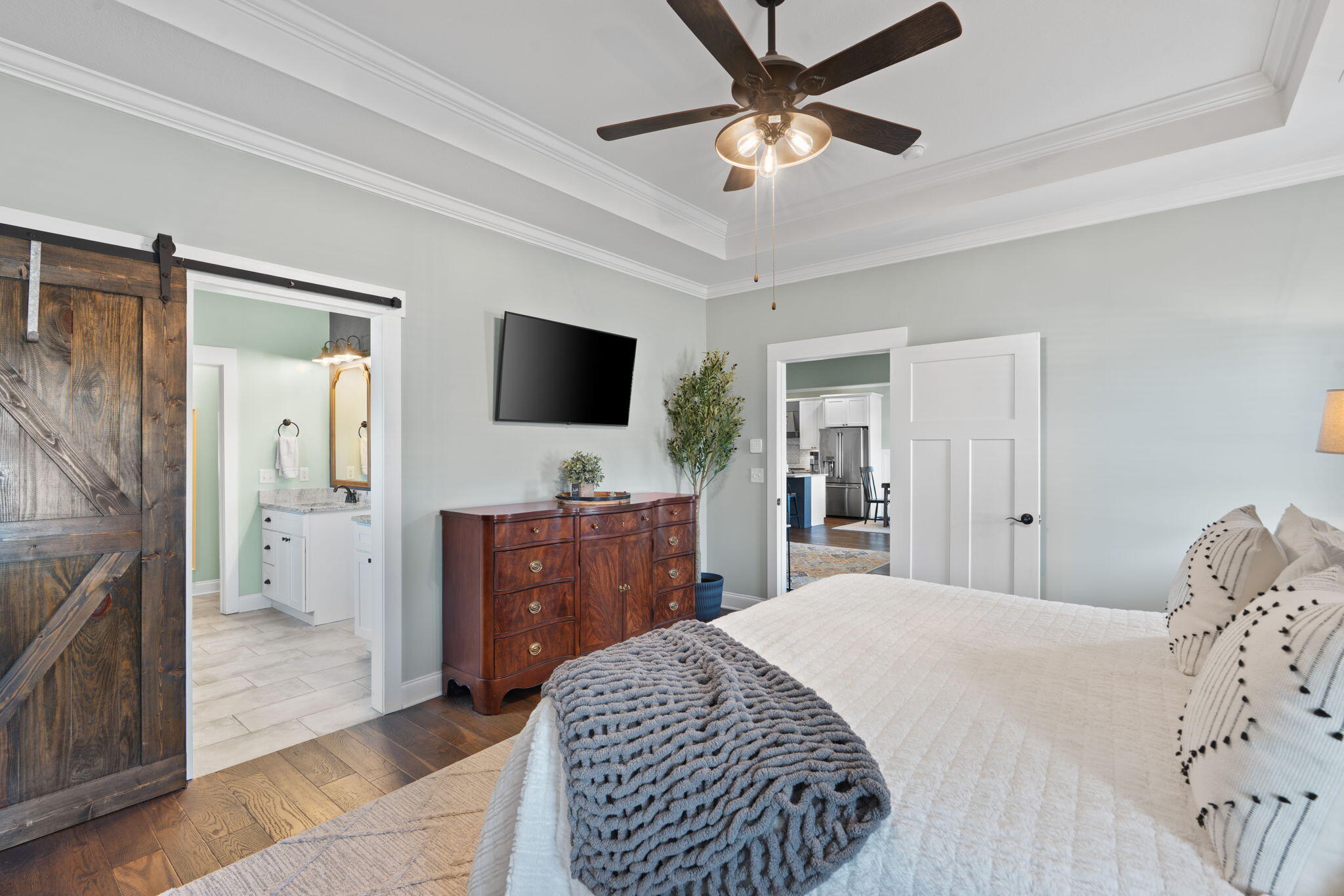7511 Hollydale Lane