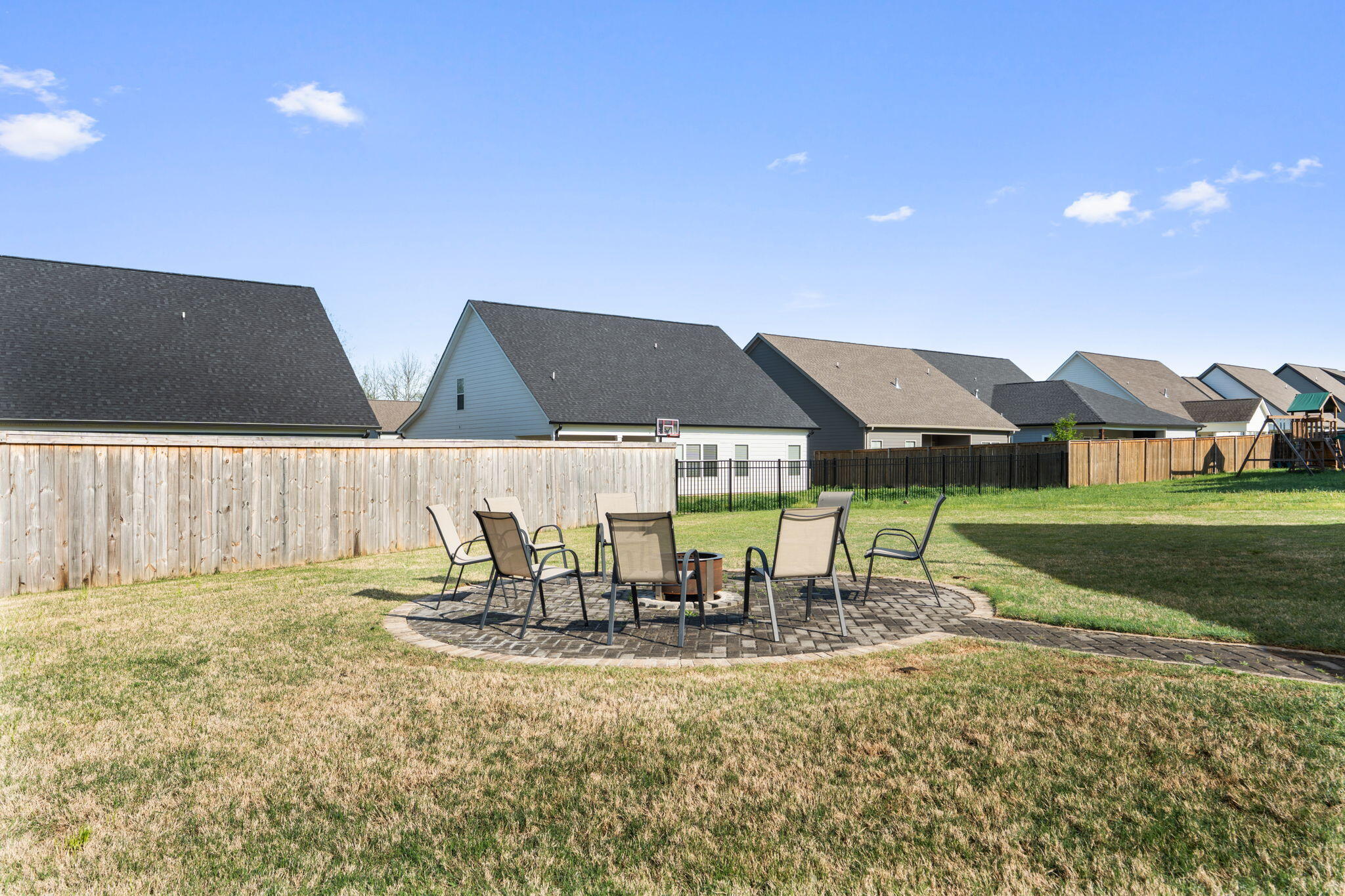 7511 Hollydale Lane