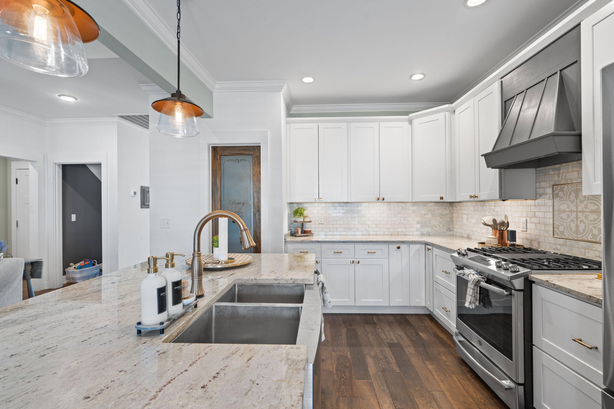 7511 Hollydale Lane