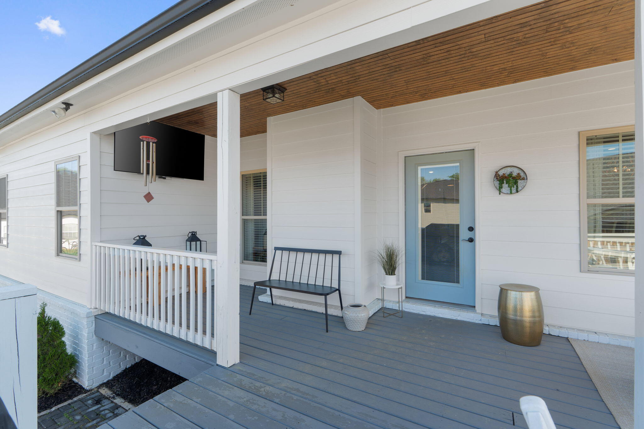 7511 Hollydale Lane