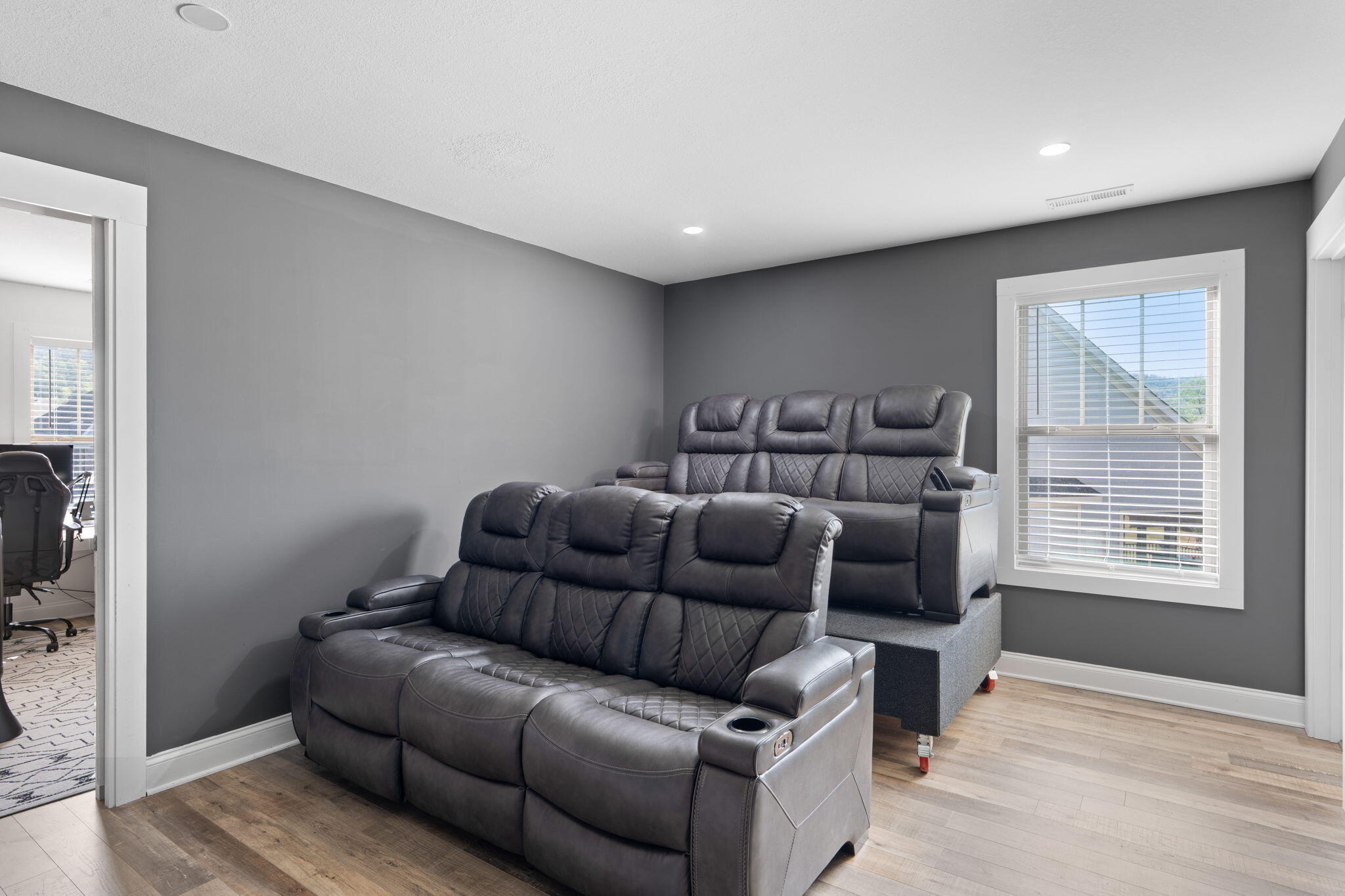 7511 Hollydale Lane