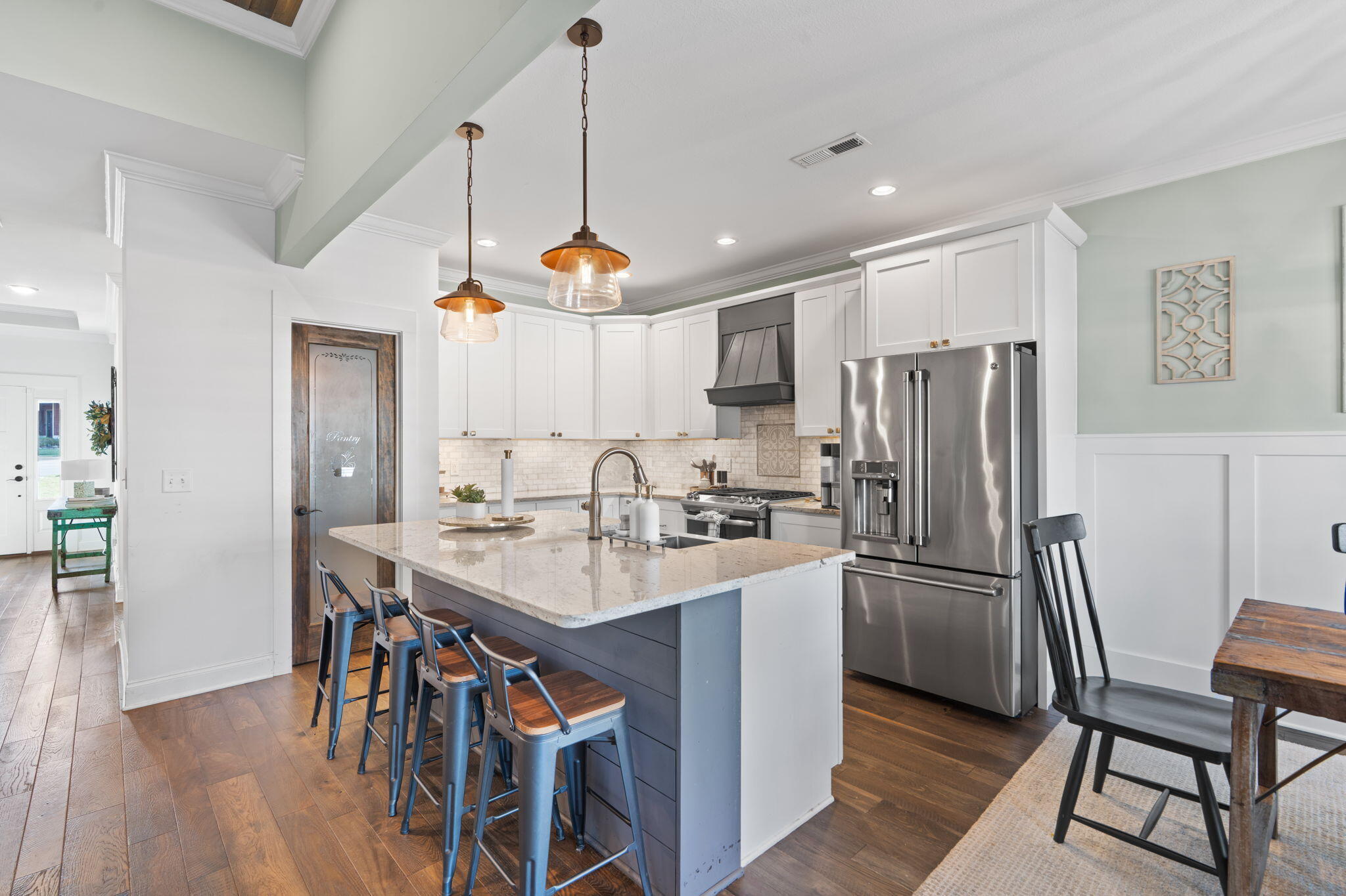7511 Hollydale Lane