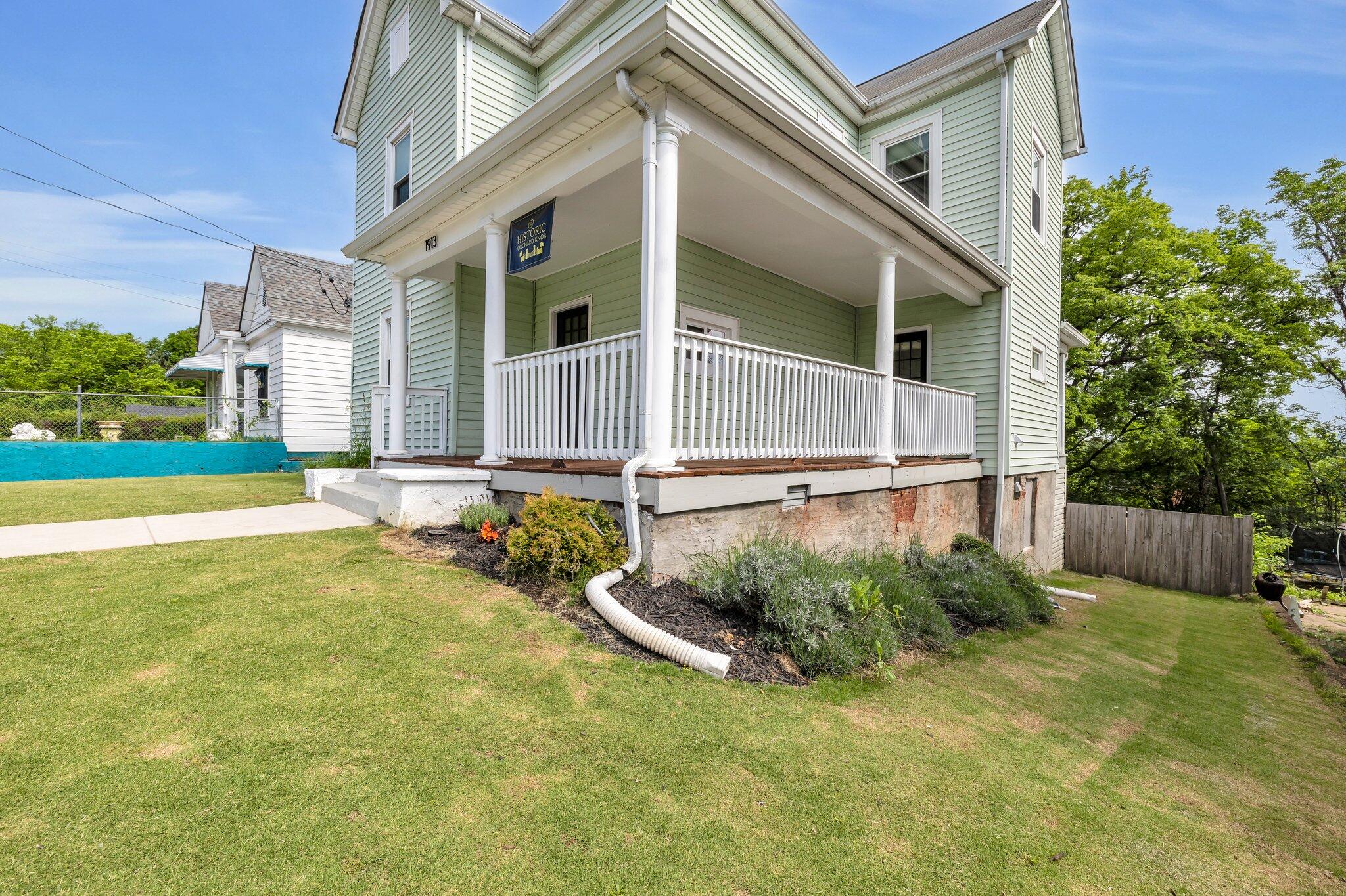 1913 Vine Street