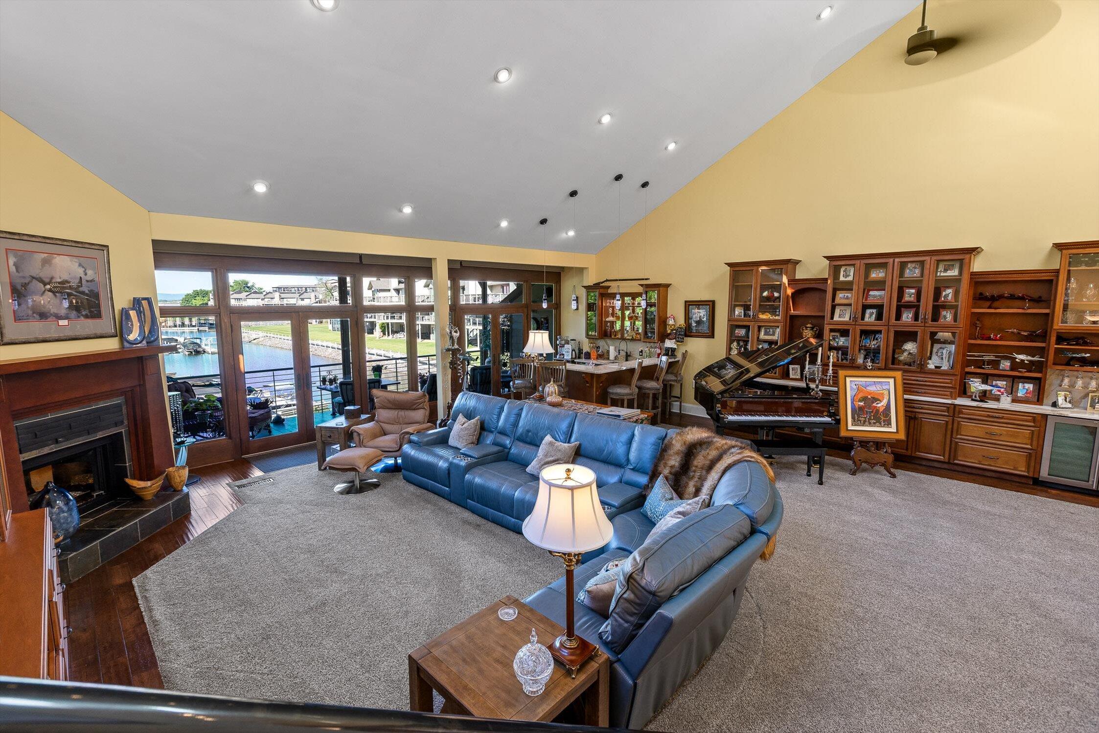 4274 Lakeshore Lane, 104