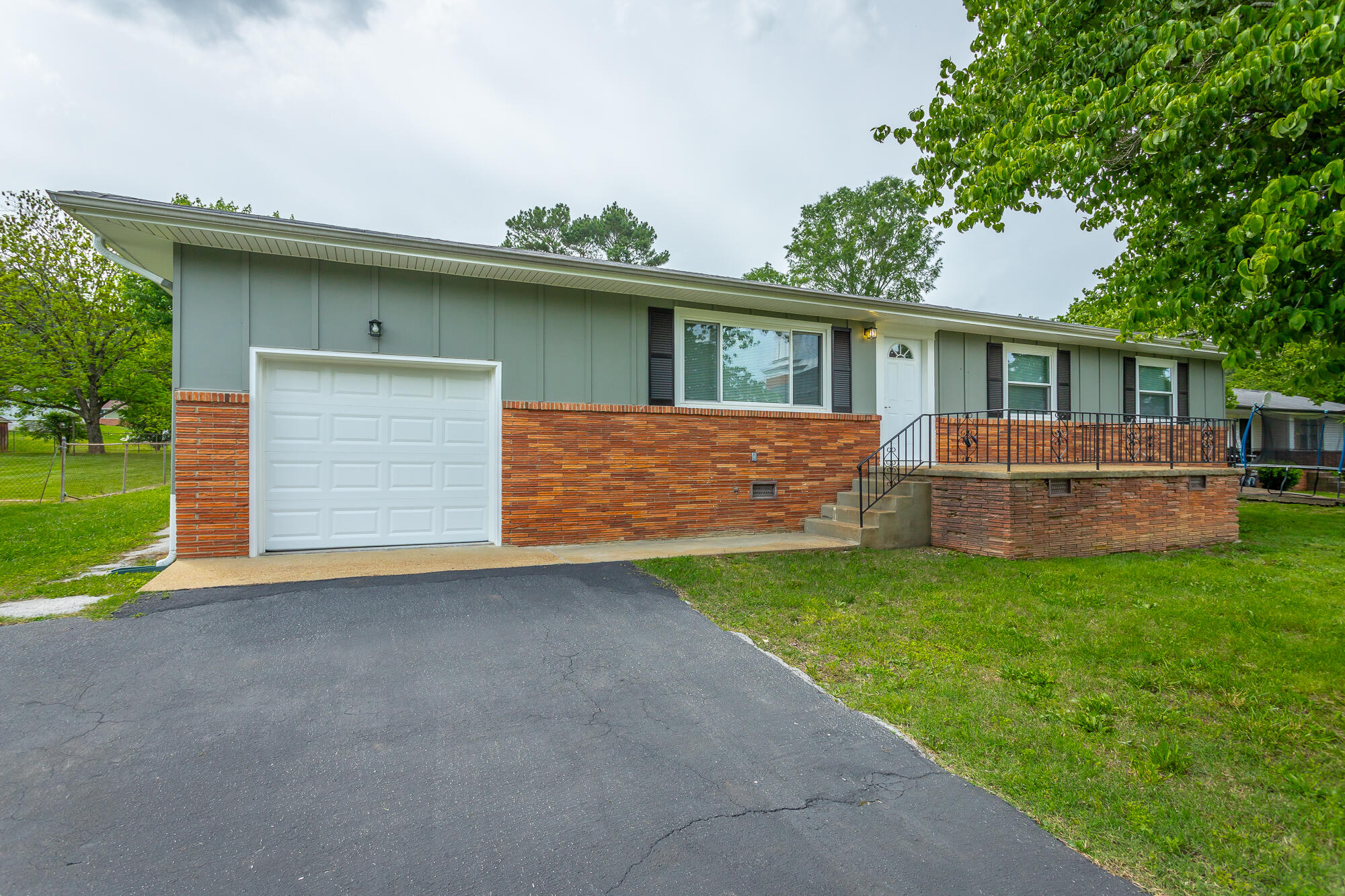 827 Woodmore Circle