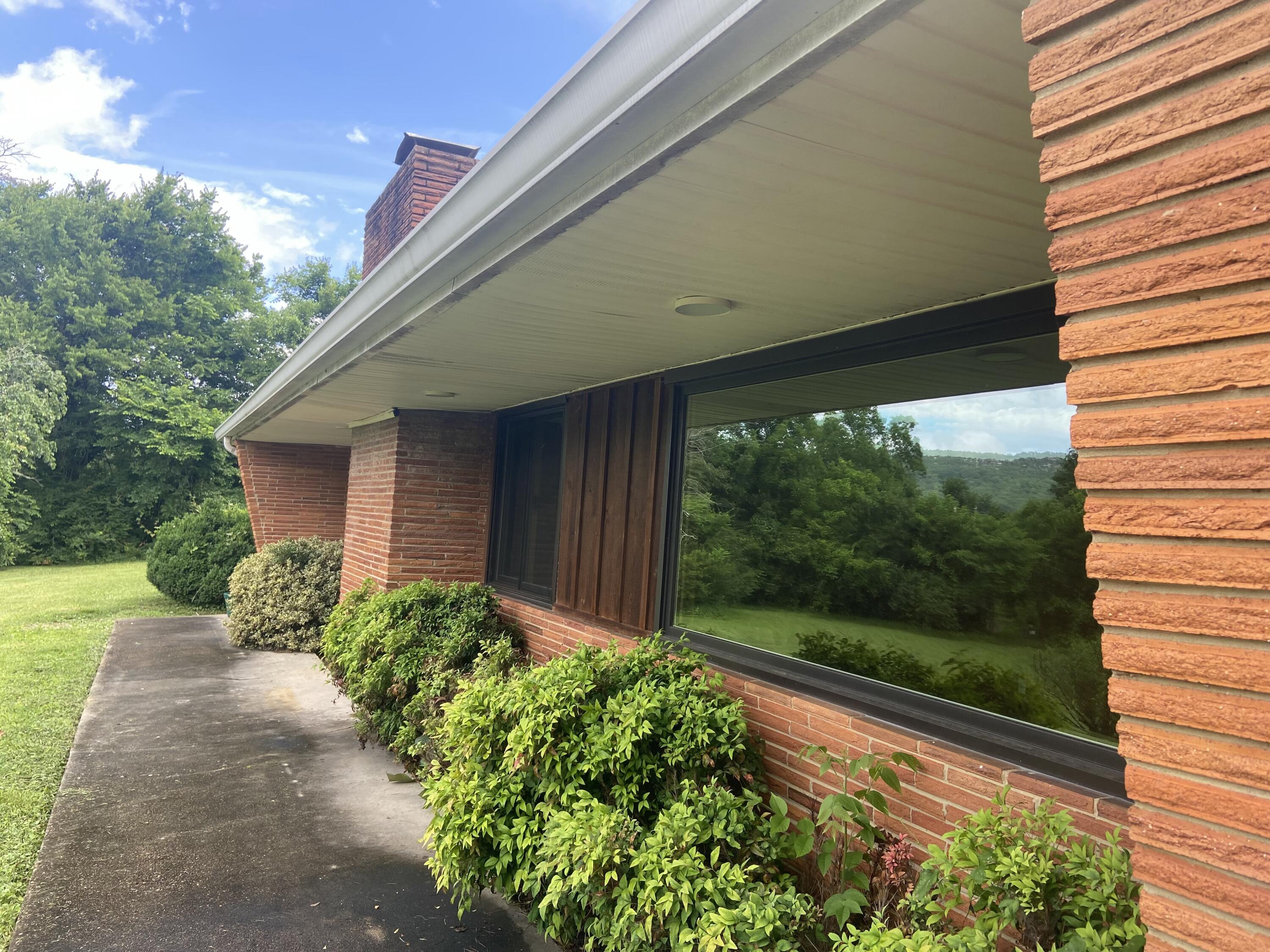 169 W Schmitt Road