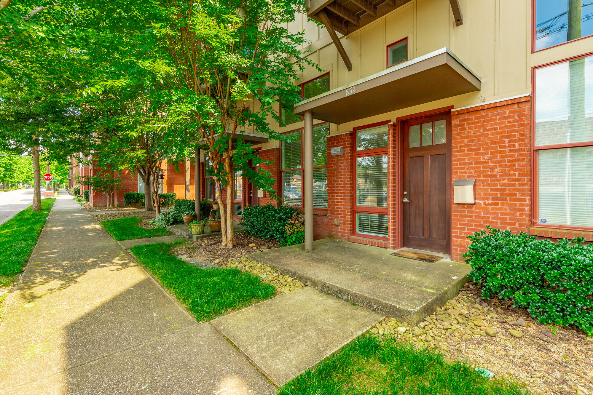 852 E 8th Street