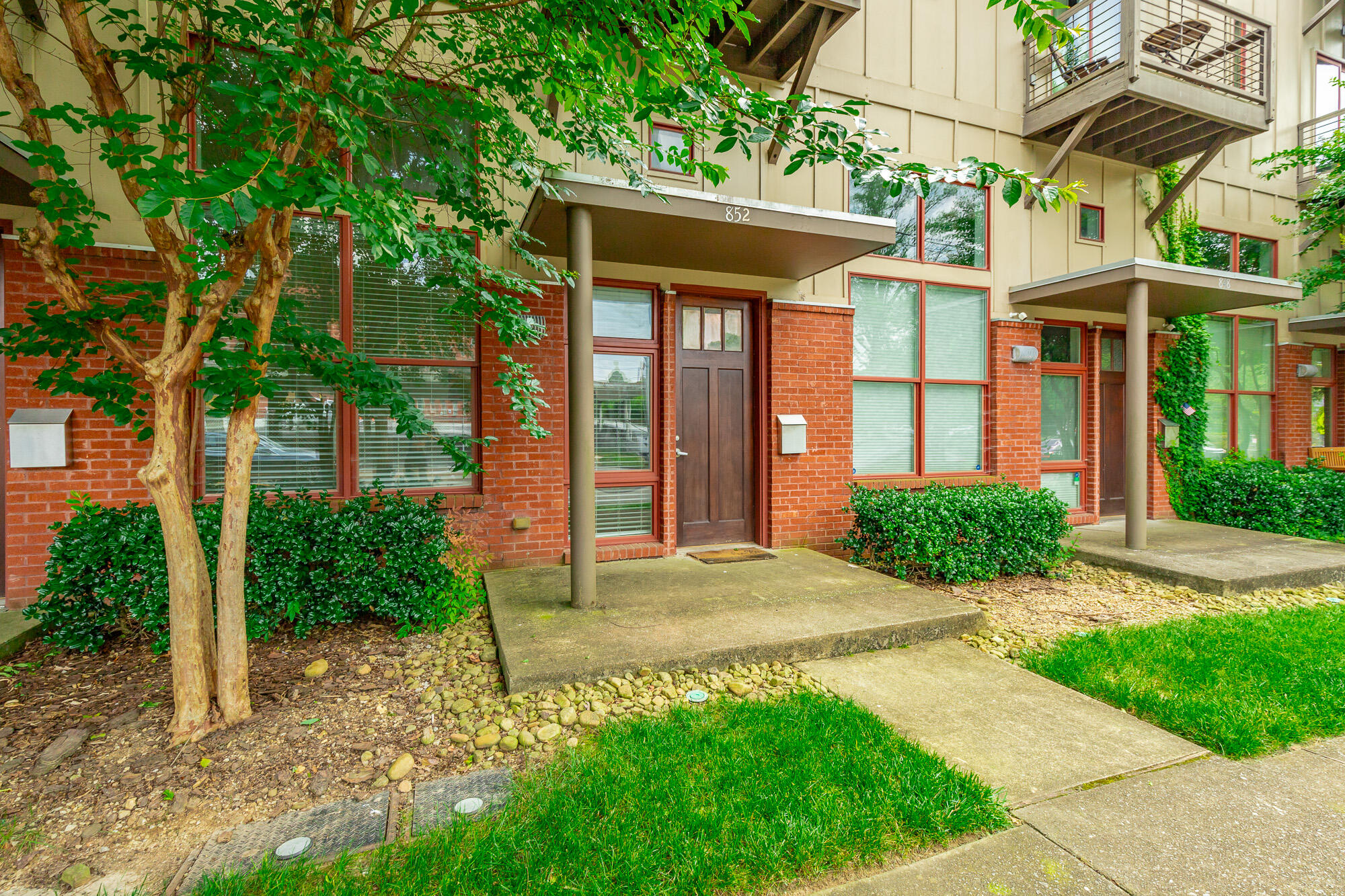 852 E 8th Street