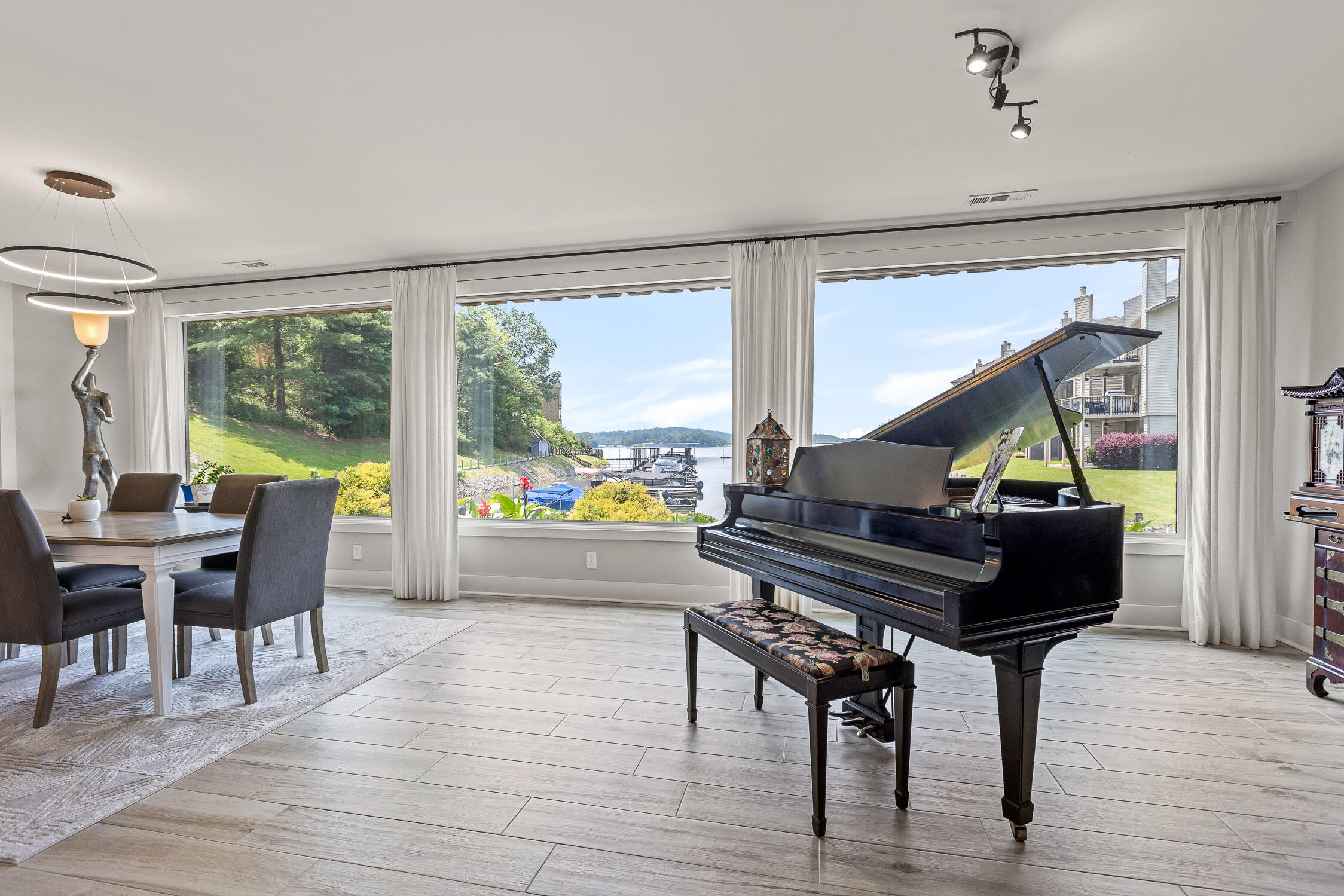 4274 Lakeshore Lane, 102