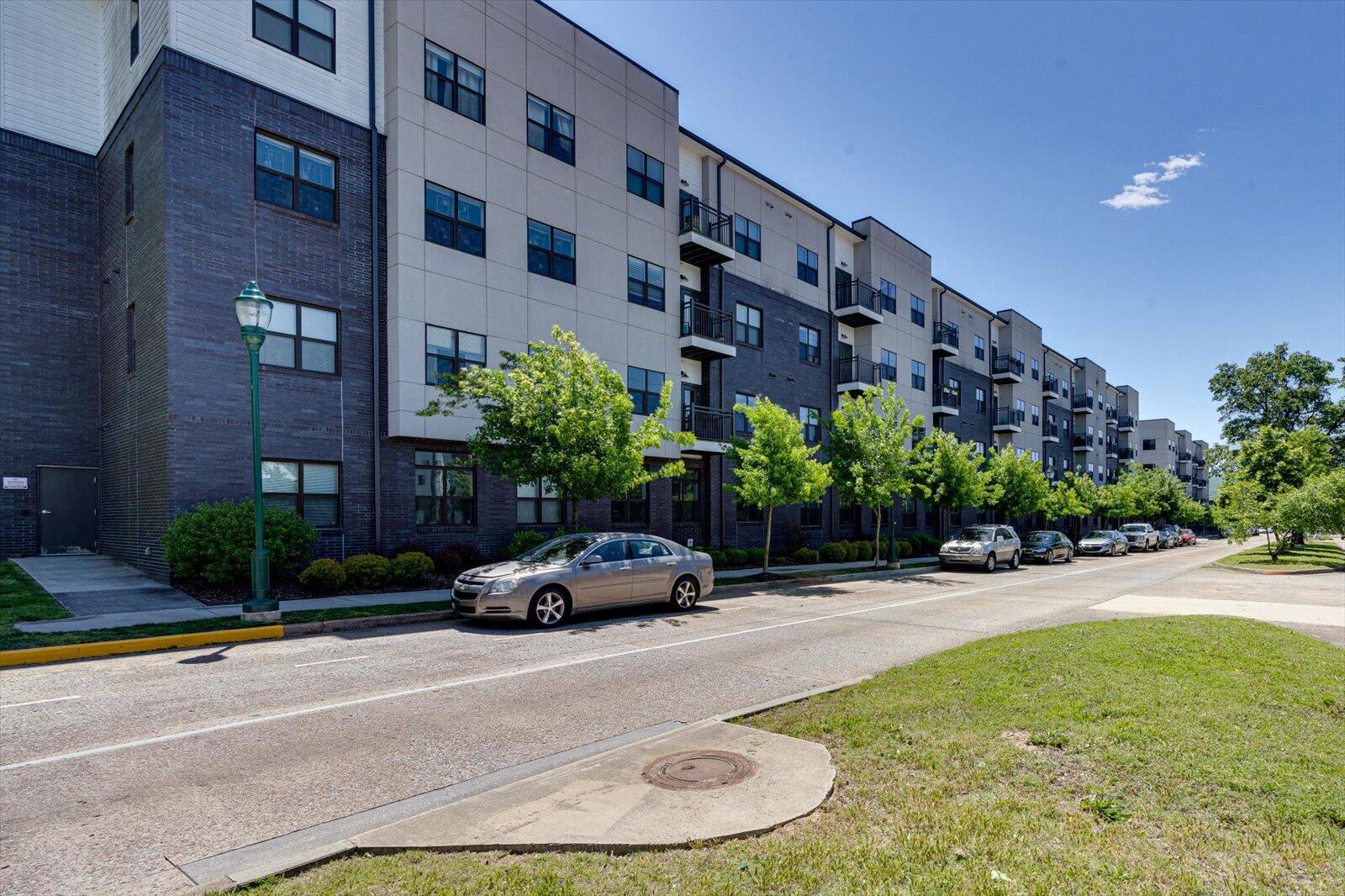 782 Riverfront Parkway, 313