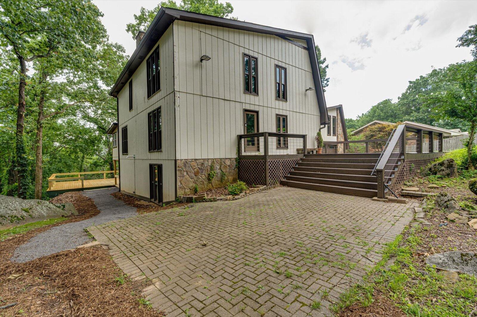 1042 Sunset Drive