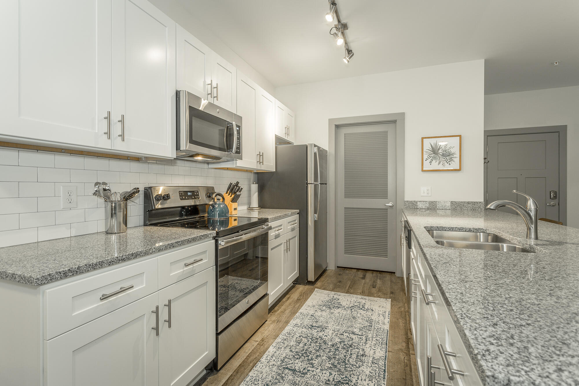 804 Riverfront Parkway, 401