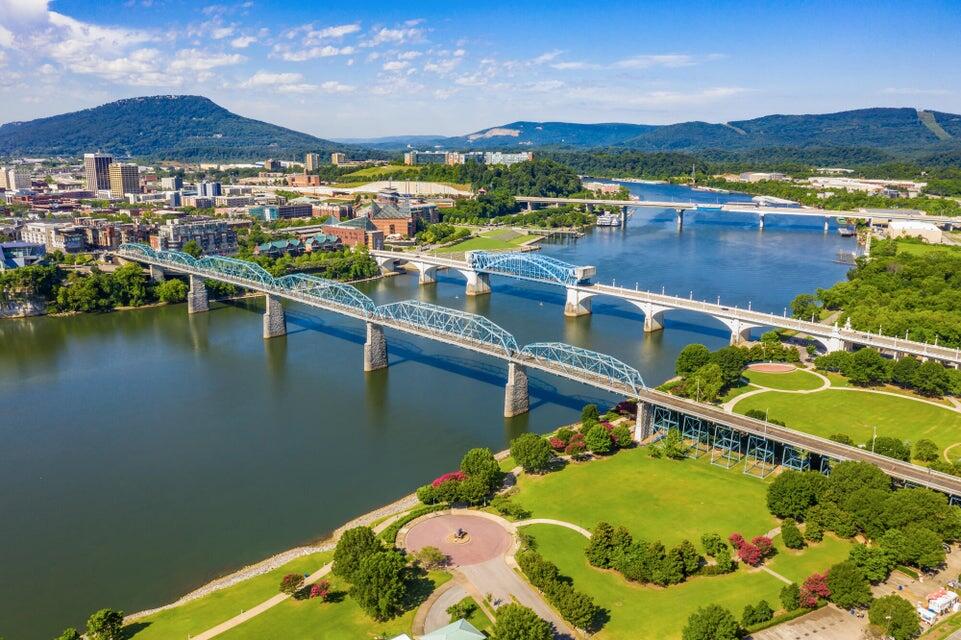 804 Riverfront Parkway, 401