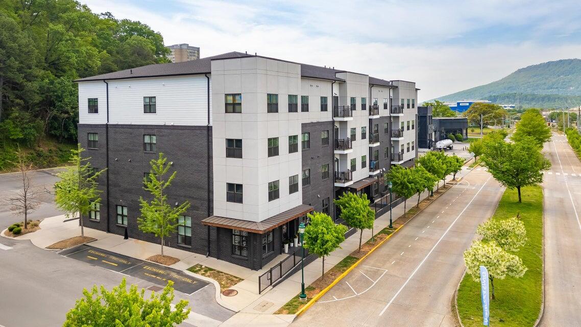 804 Riverfront Parkway, 401