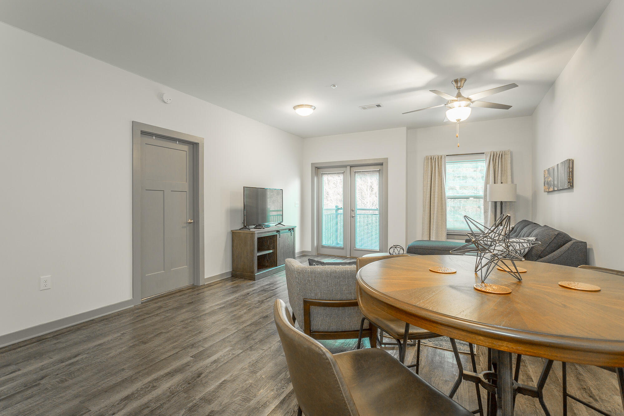 804 Riverfront Parkway, 401