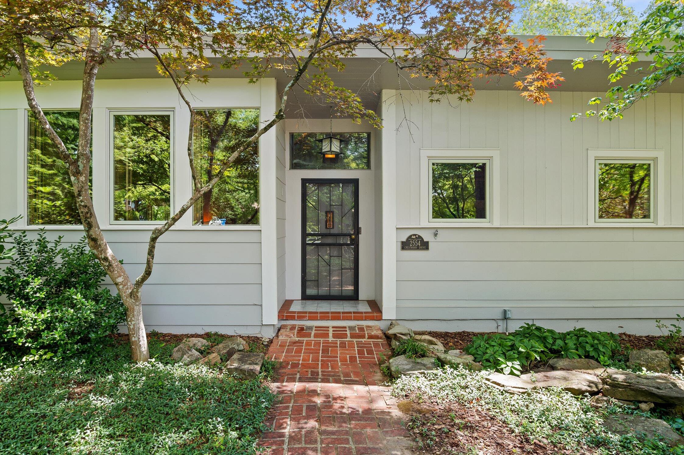 2554 Crestwood Drive