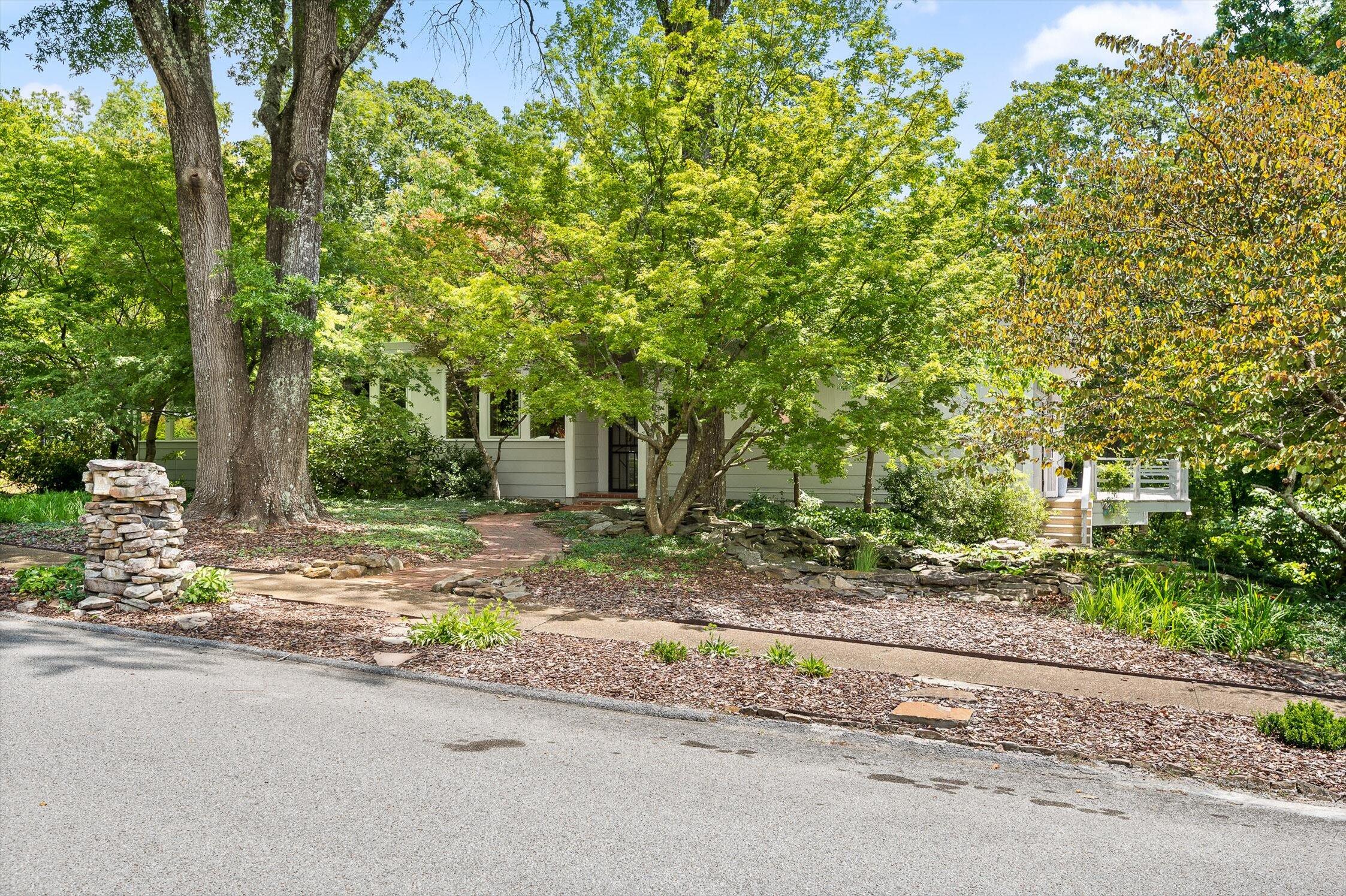2554 Crestwood Drive