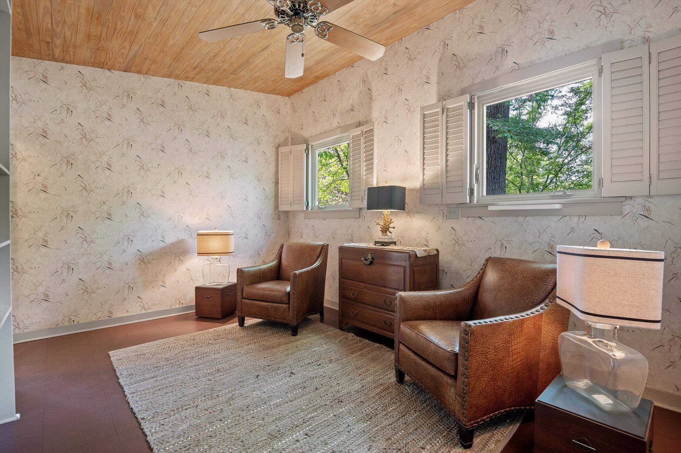 2554 Crestwood Drive
