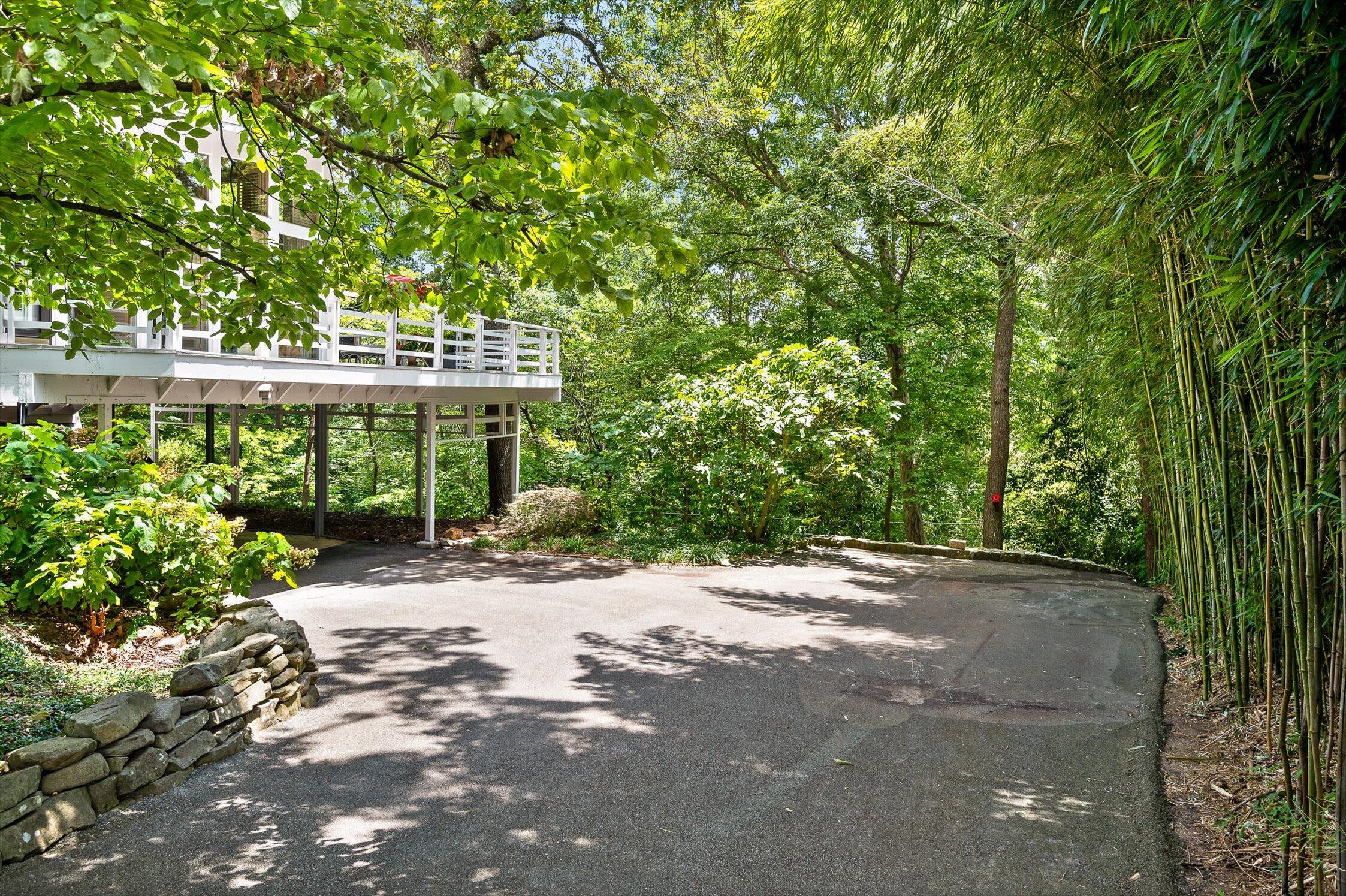2554 Crestwood Drive