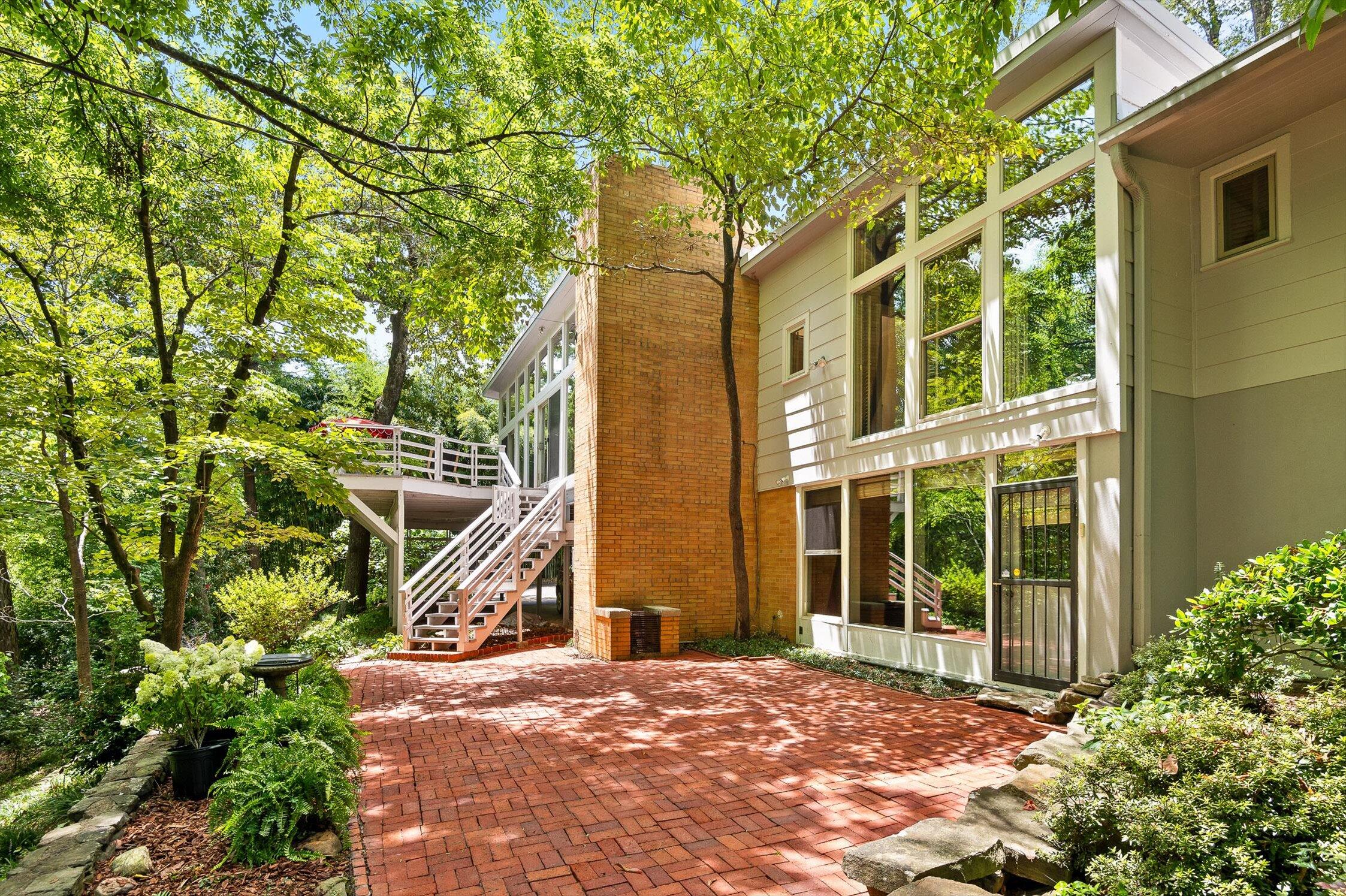 2554 Crestwood Drive
