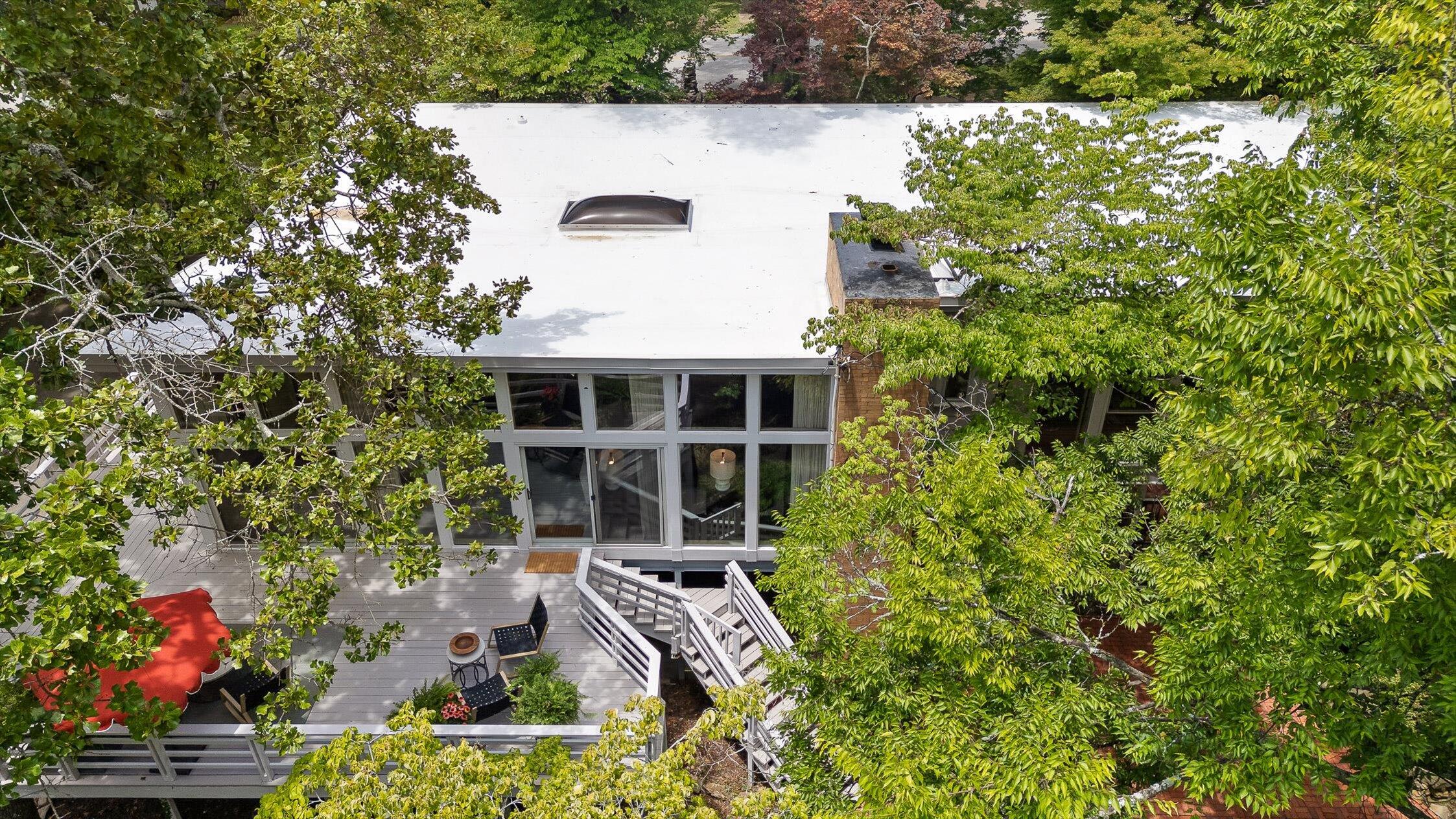 2554 Crestwood Drive