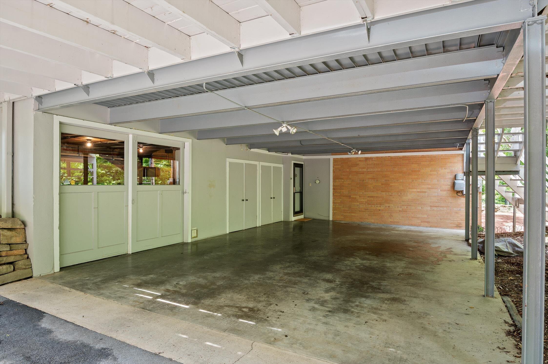 2554 Crestwood Drive