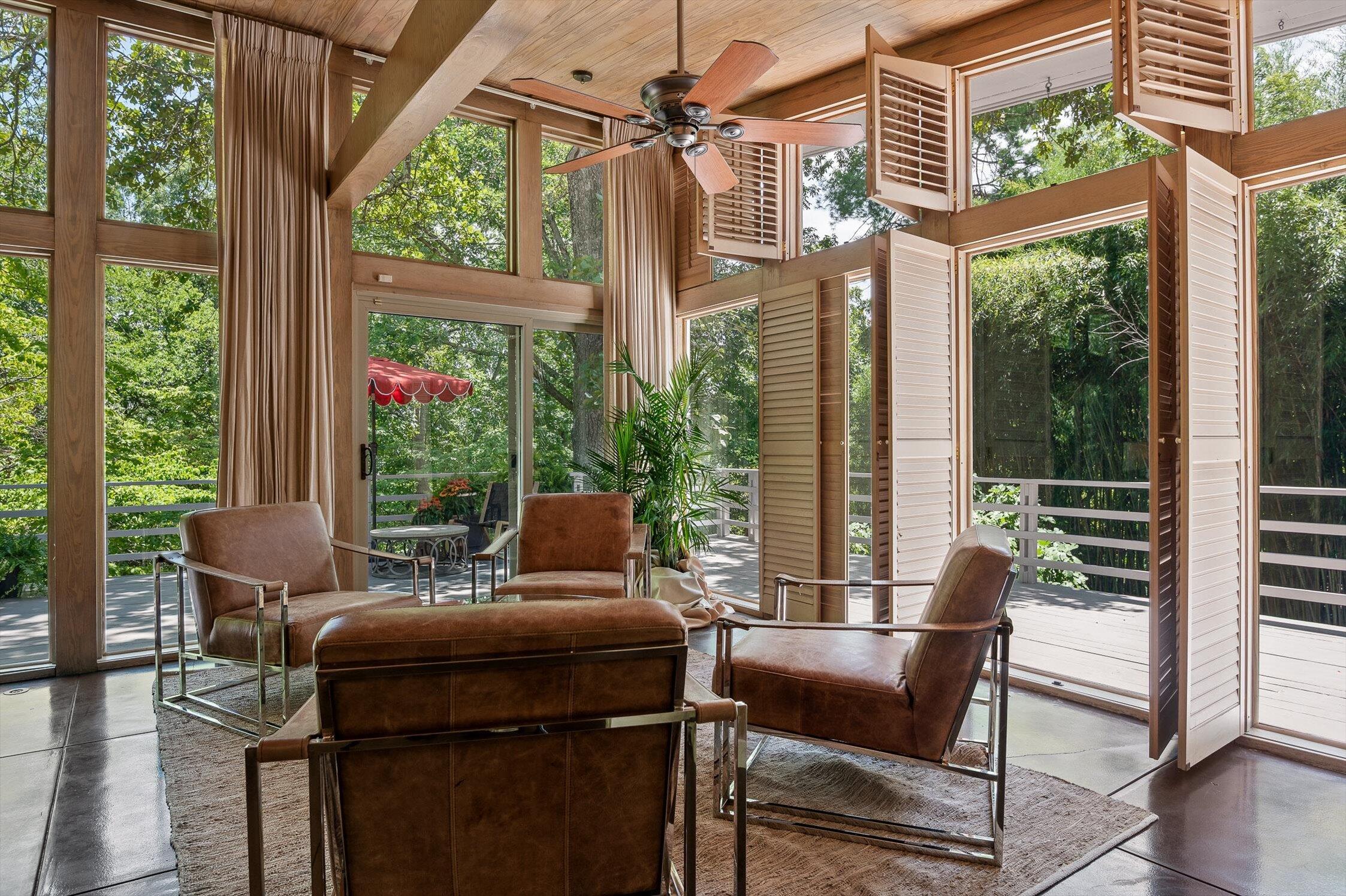 2554 Crestwood Drive