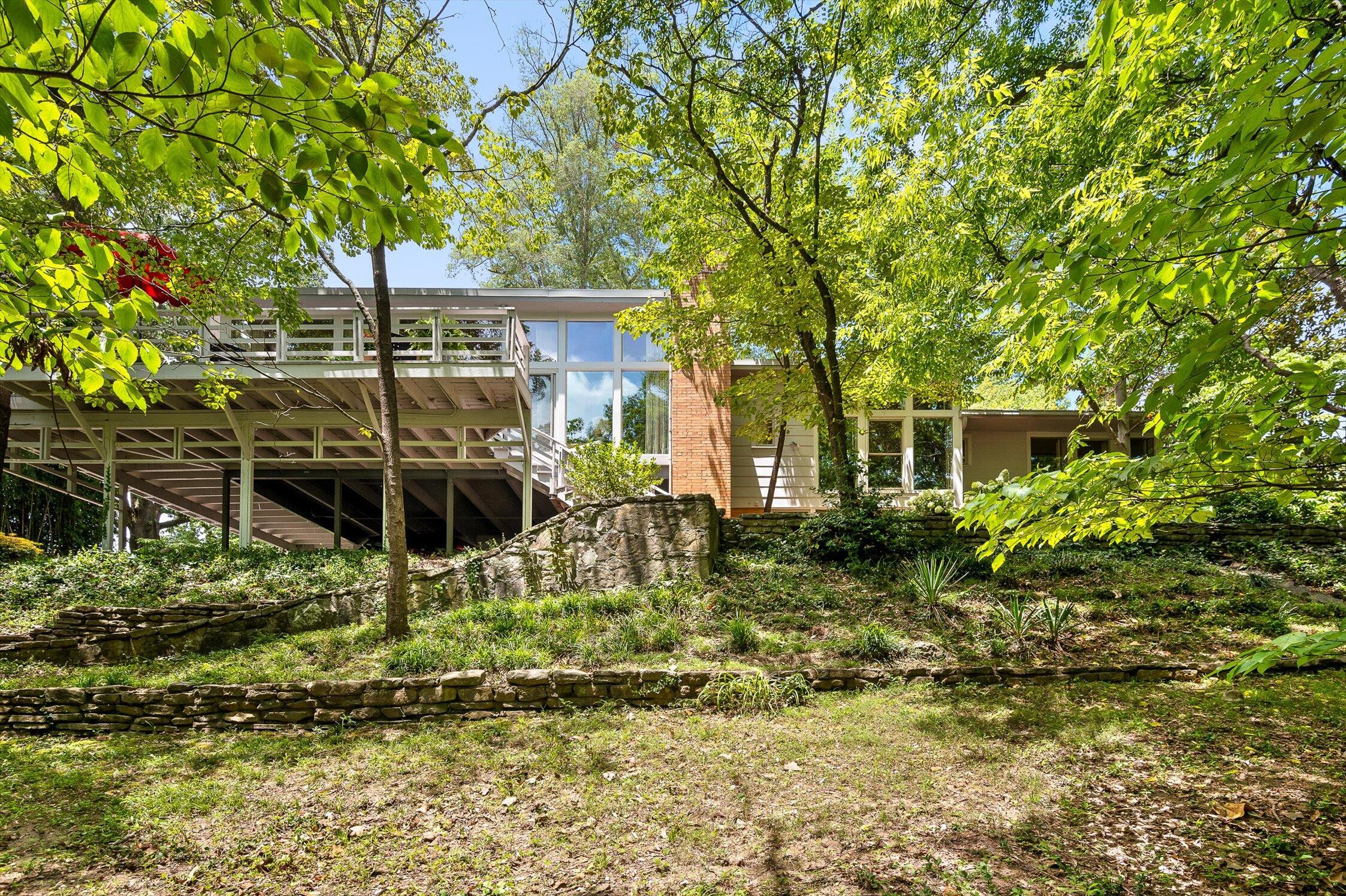 2554 Crestwood Drive