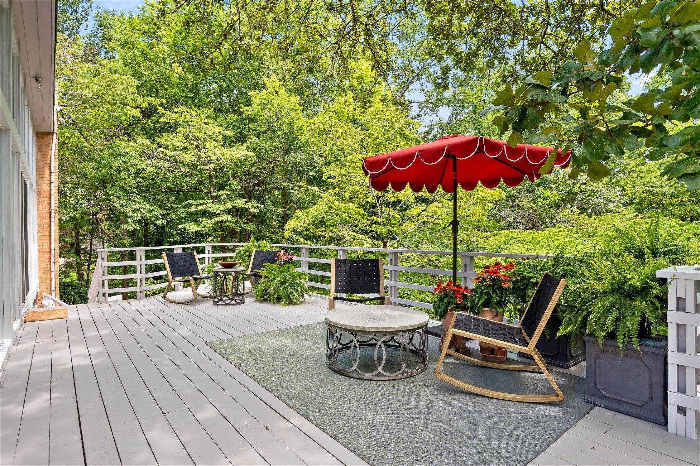 2554 Crestwood Drive