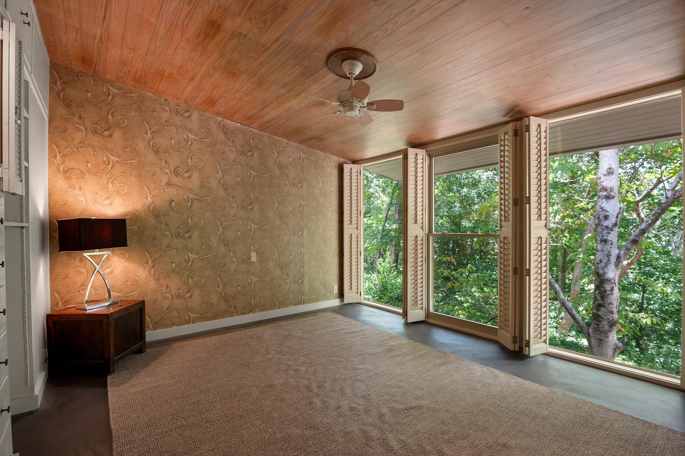2554 Crestwood Drive