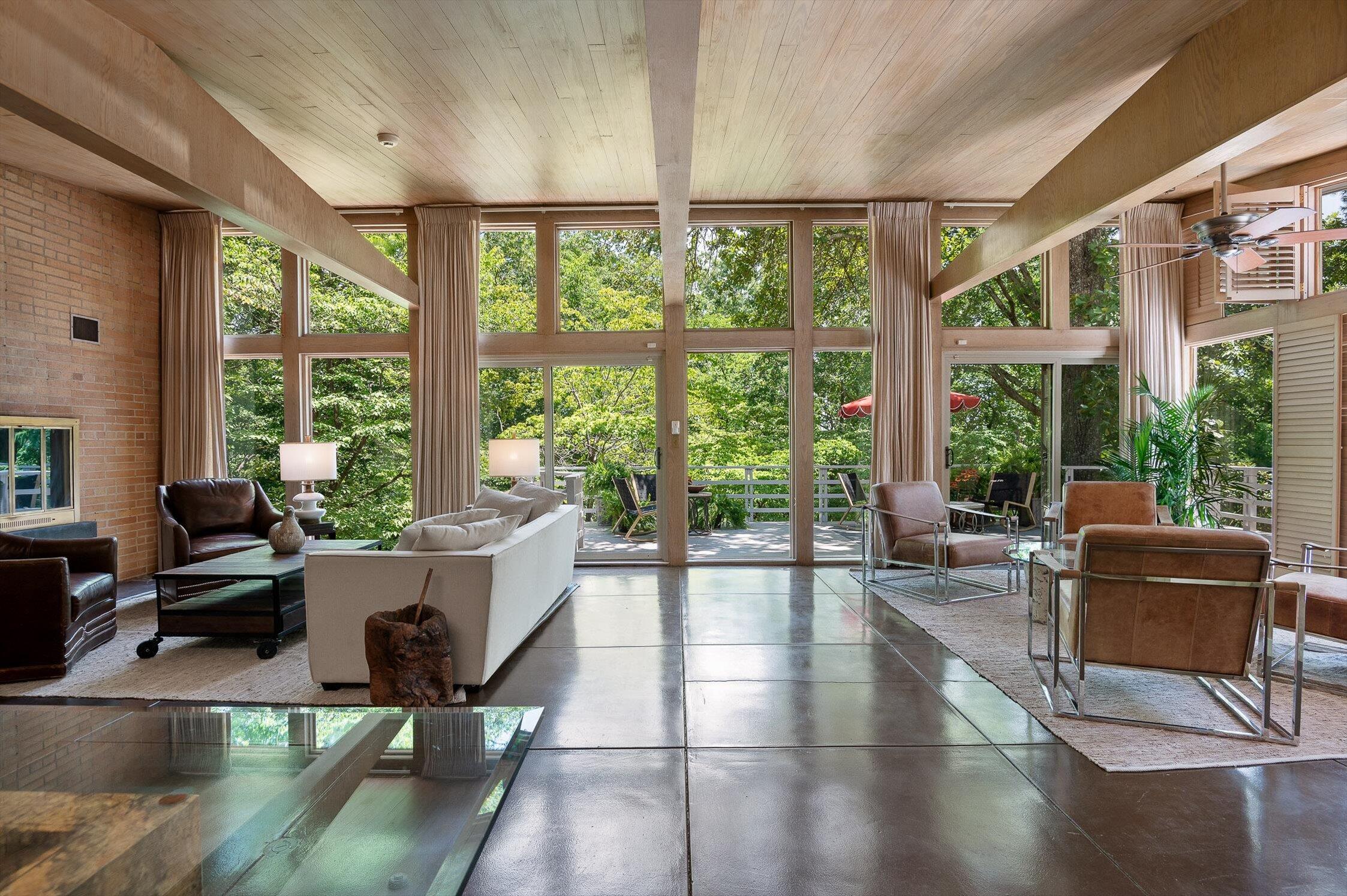2554 Crestwood Drive