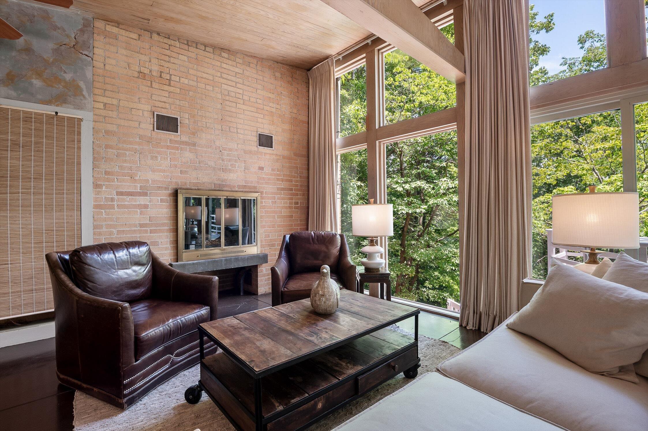 2554 Crestwood Drive