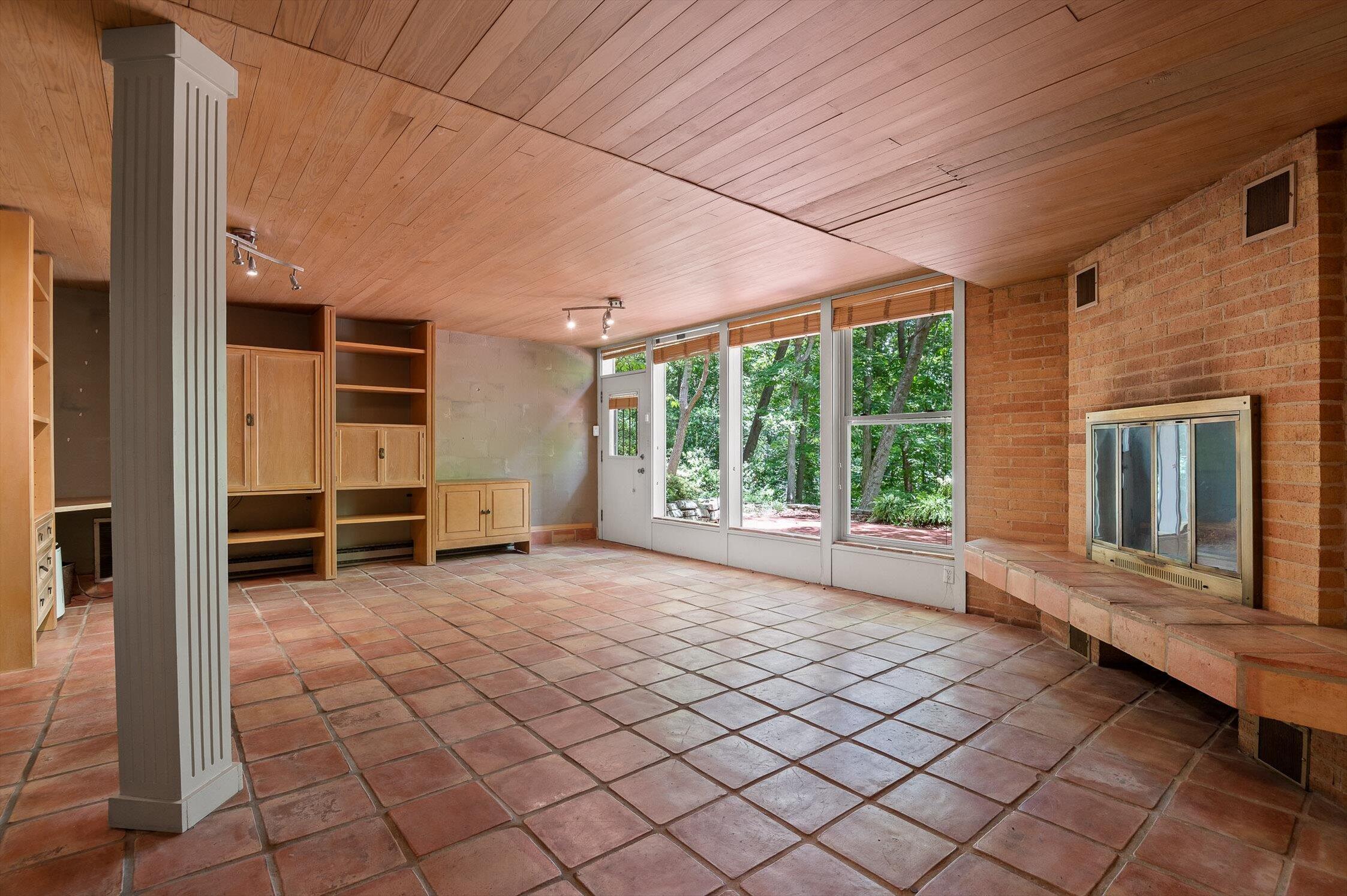 2554 Crestwood Drive