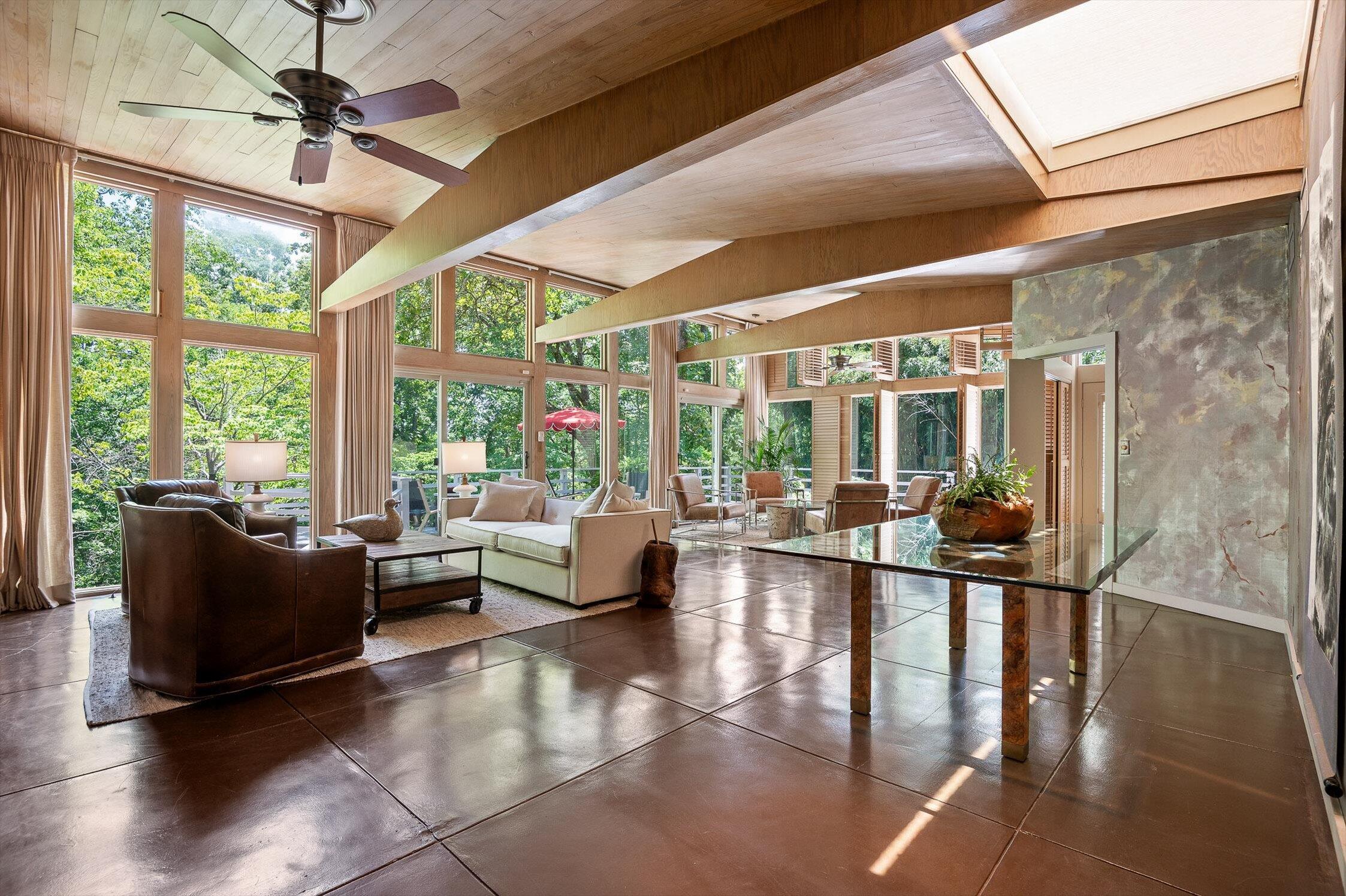 2554 Crestwood Drive