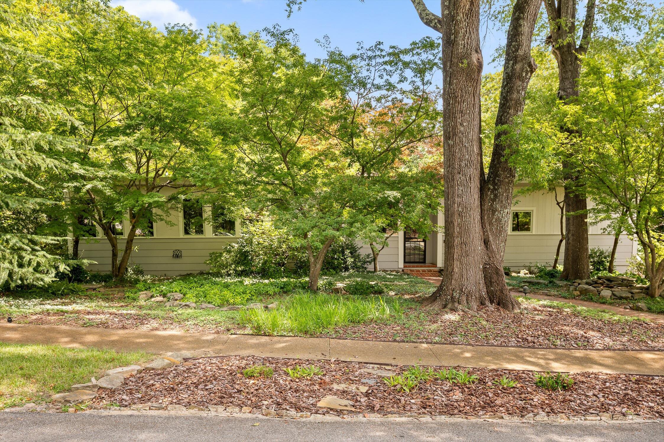 2554 Crestwood Drive