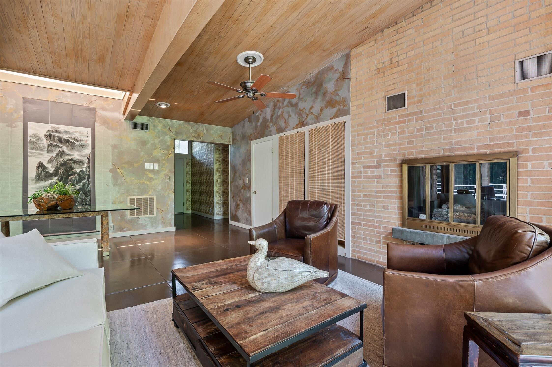 2554 Crestwood Drive