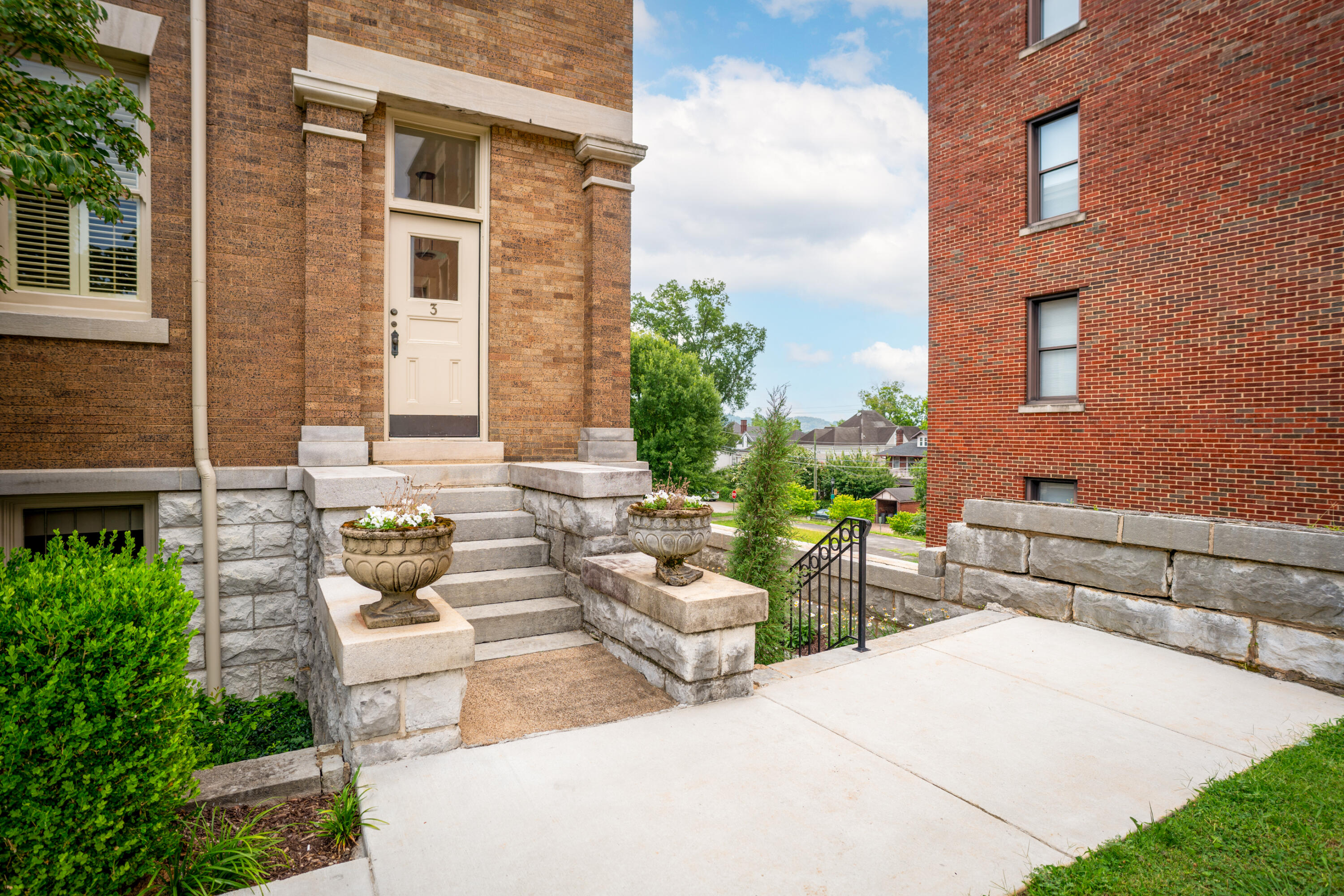 900 Vine Street, 3