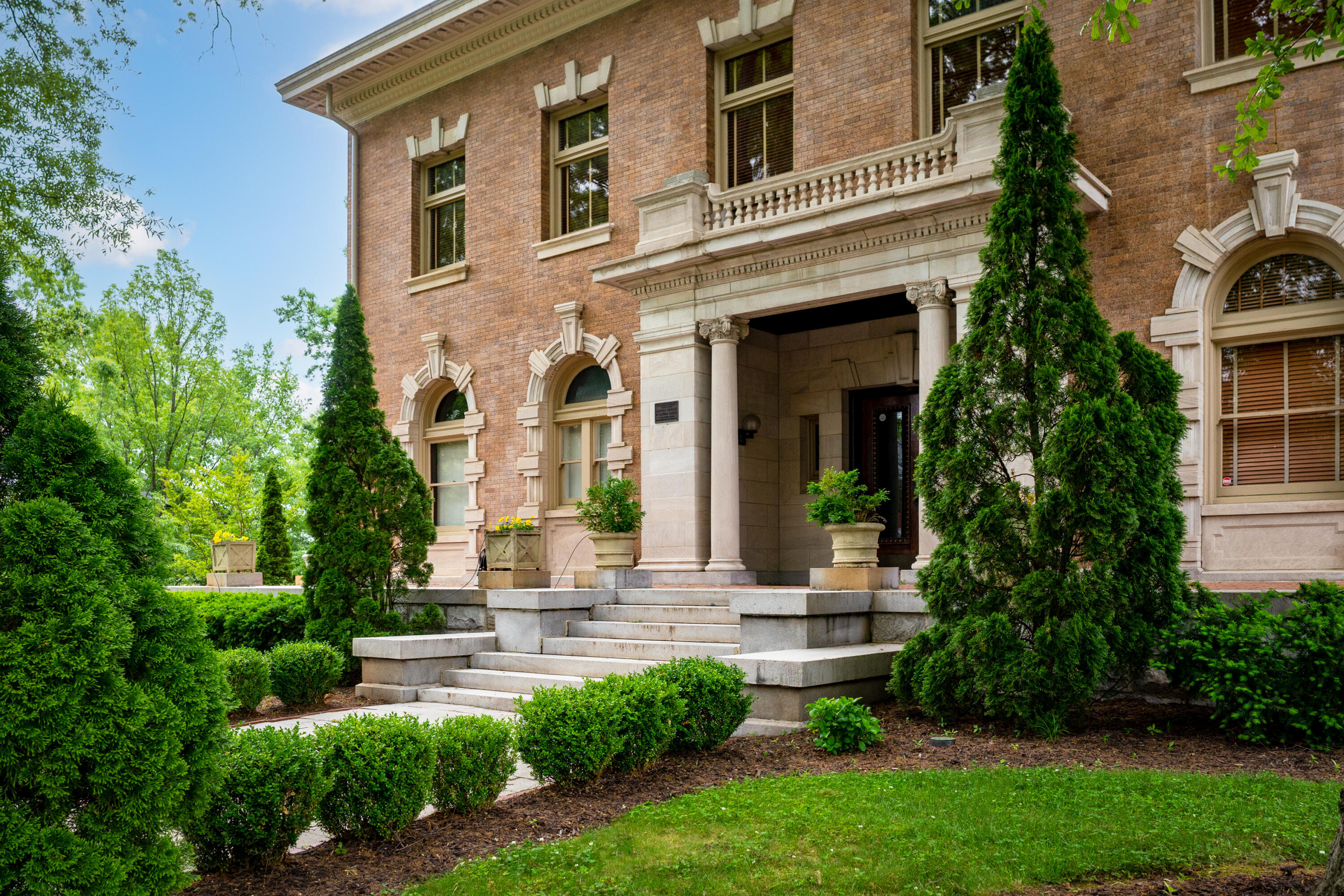 900 Vine Street, 3