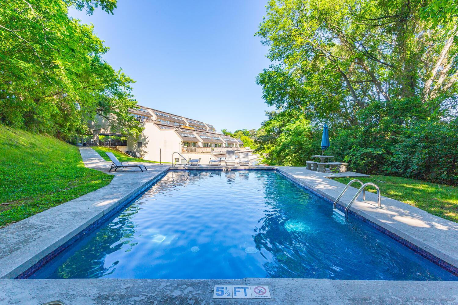 120 Douglas Street, B5