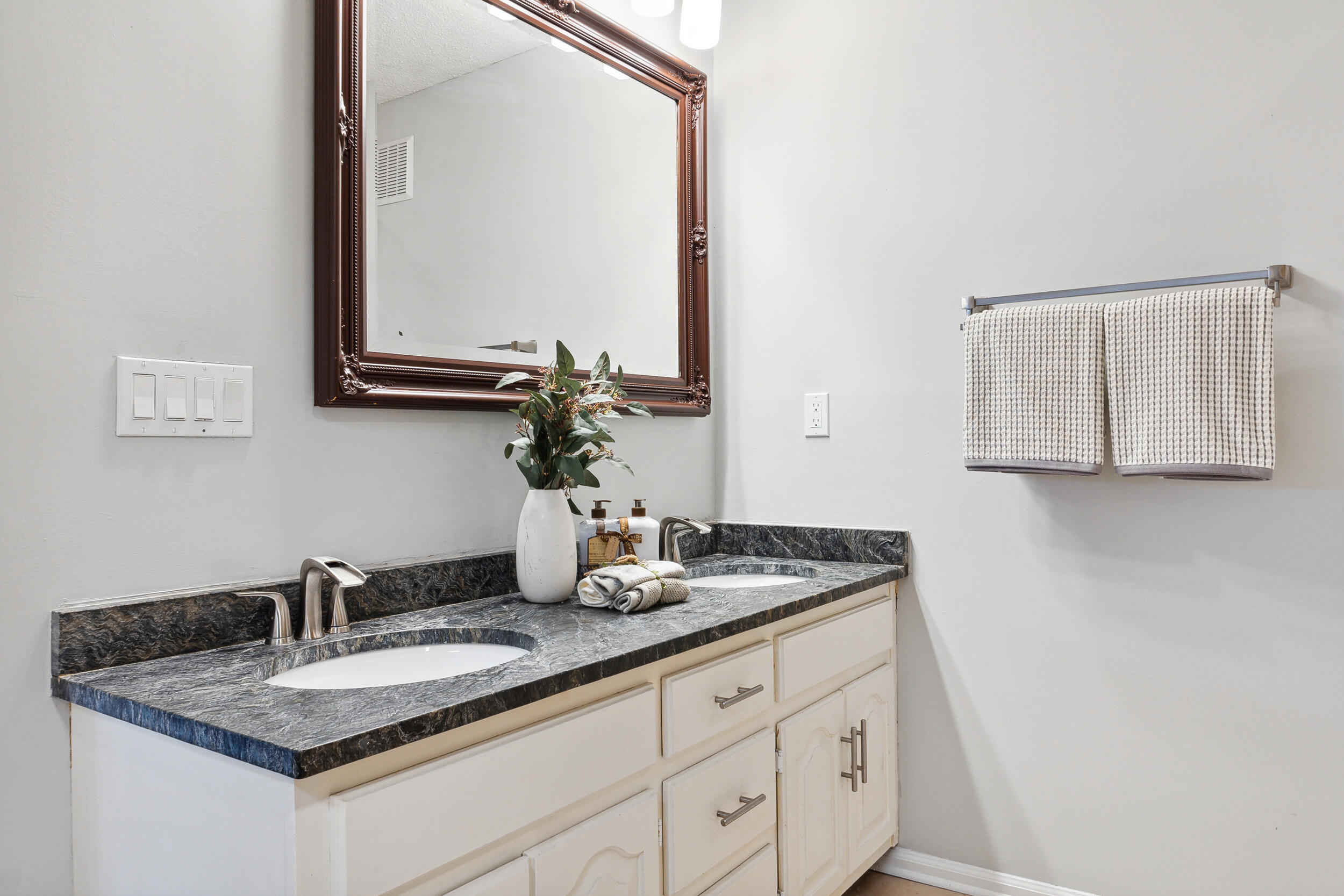 120 Douglas Street, B5