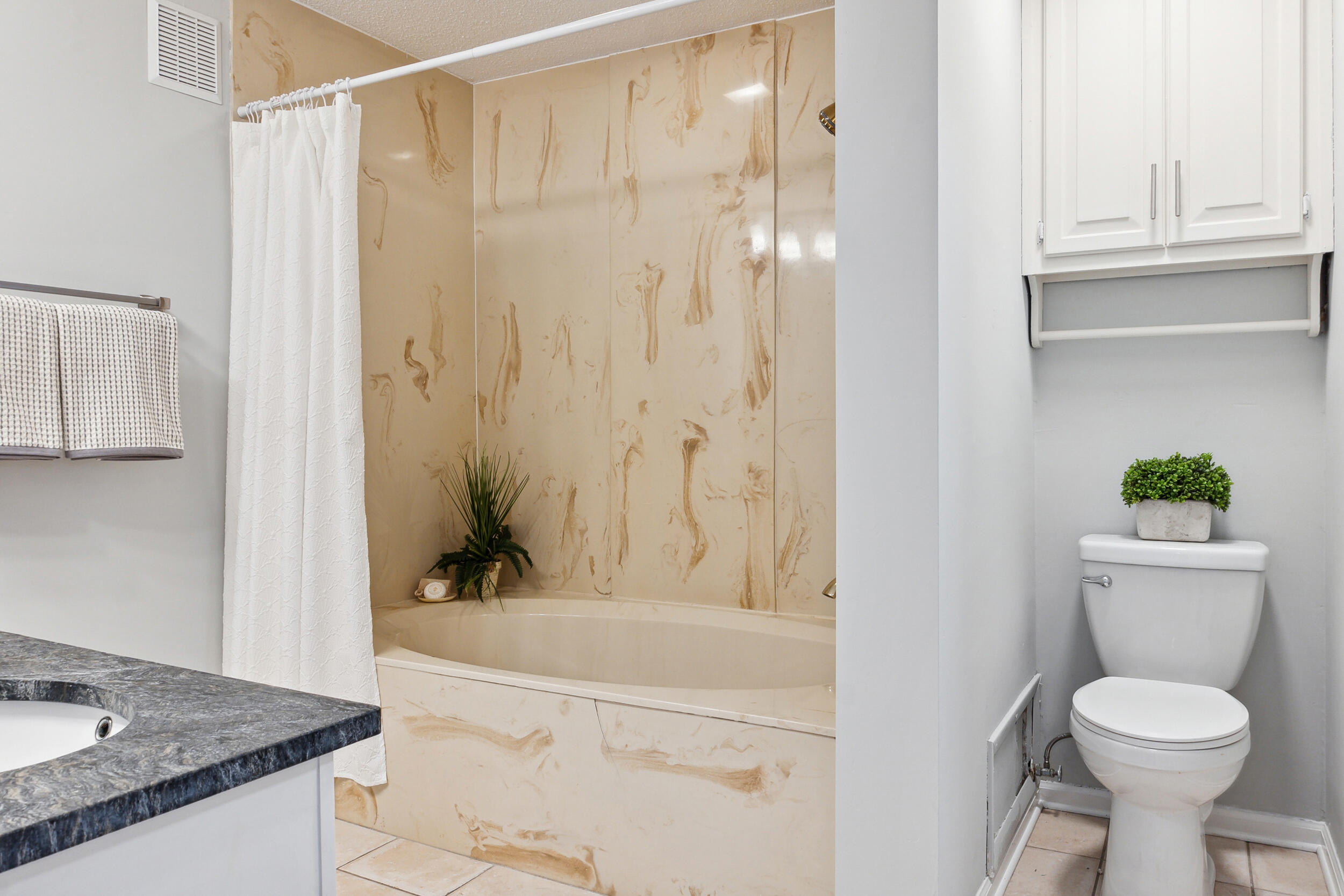 120 Douglas Street, B5