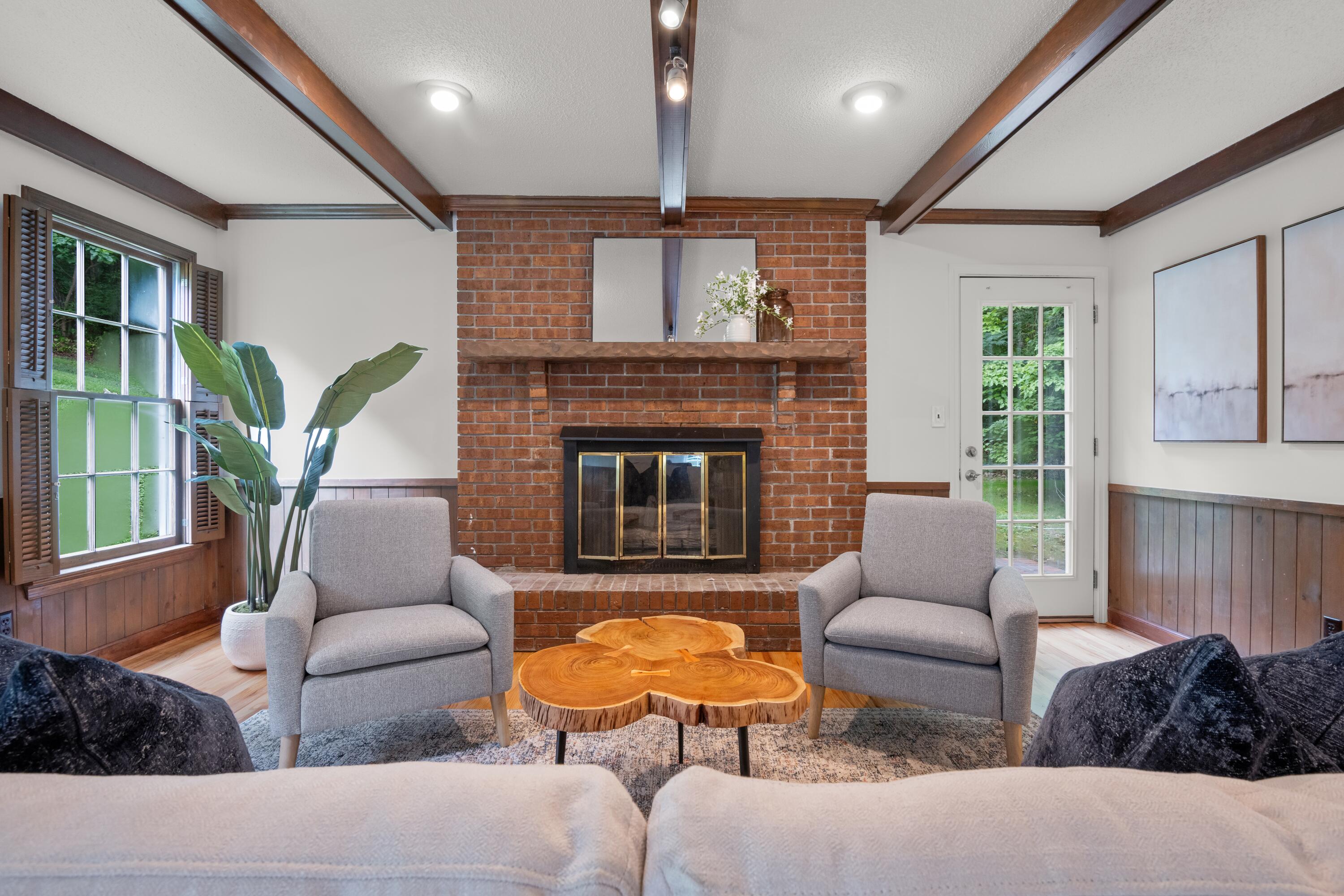 1033 River Hills Drive